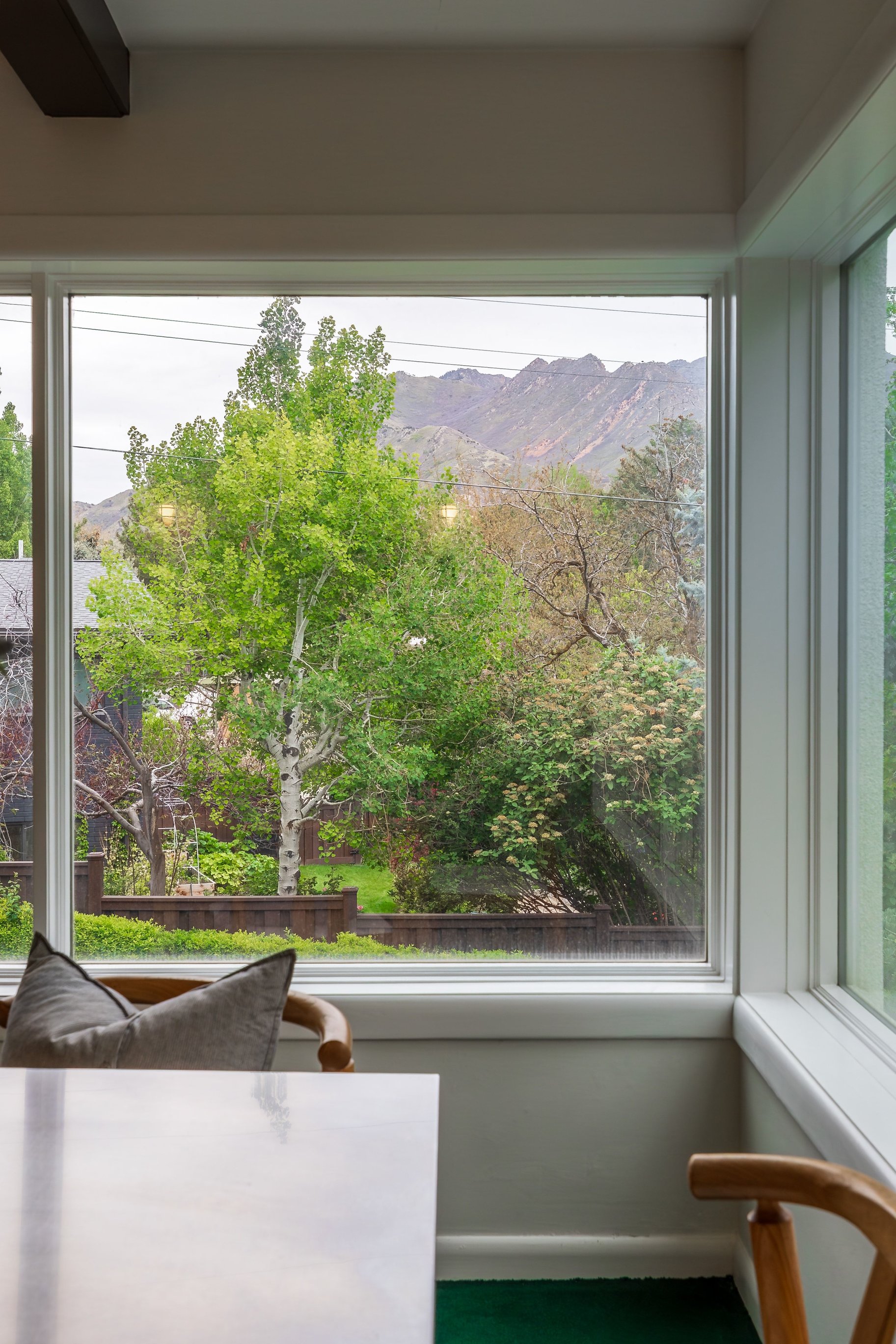  Elegant Contemporary Rambler in Sought After Neighborhood - 物件實景