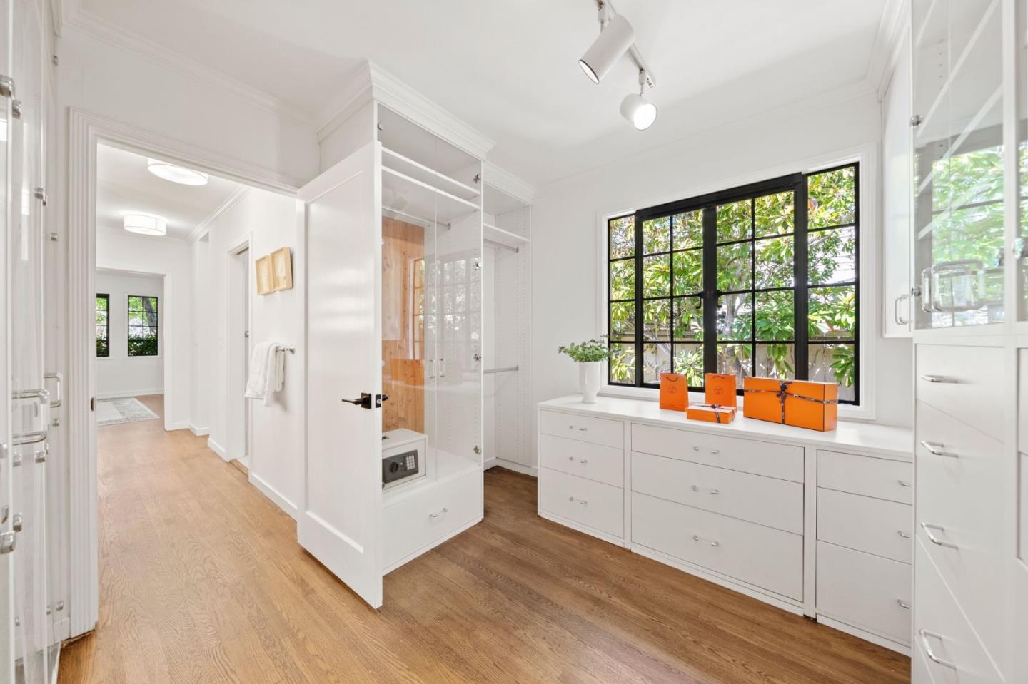 Palo Alto, California, 94301, United States, 4 Bedrooms Bedrooms, ,4 BathroomsBathrooms,Residential,For Sale,1837921