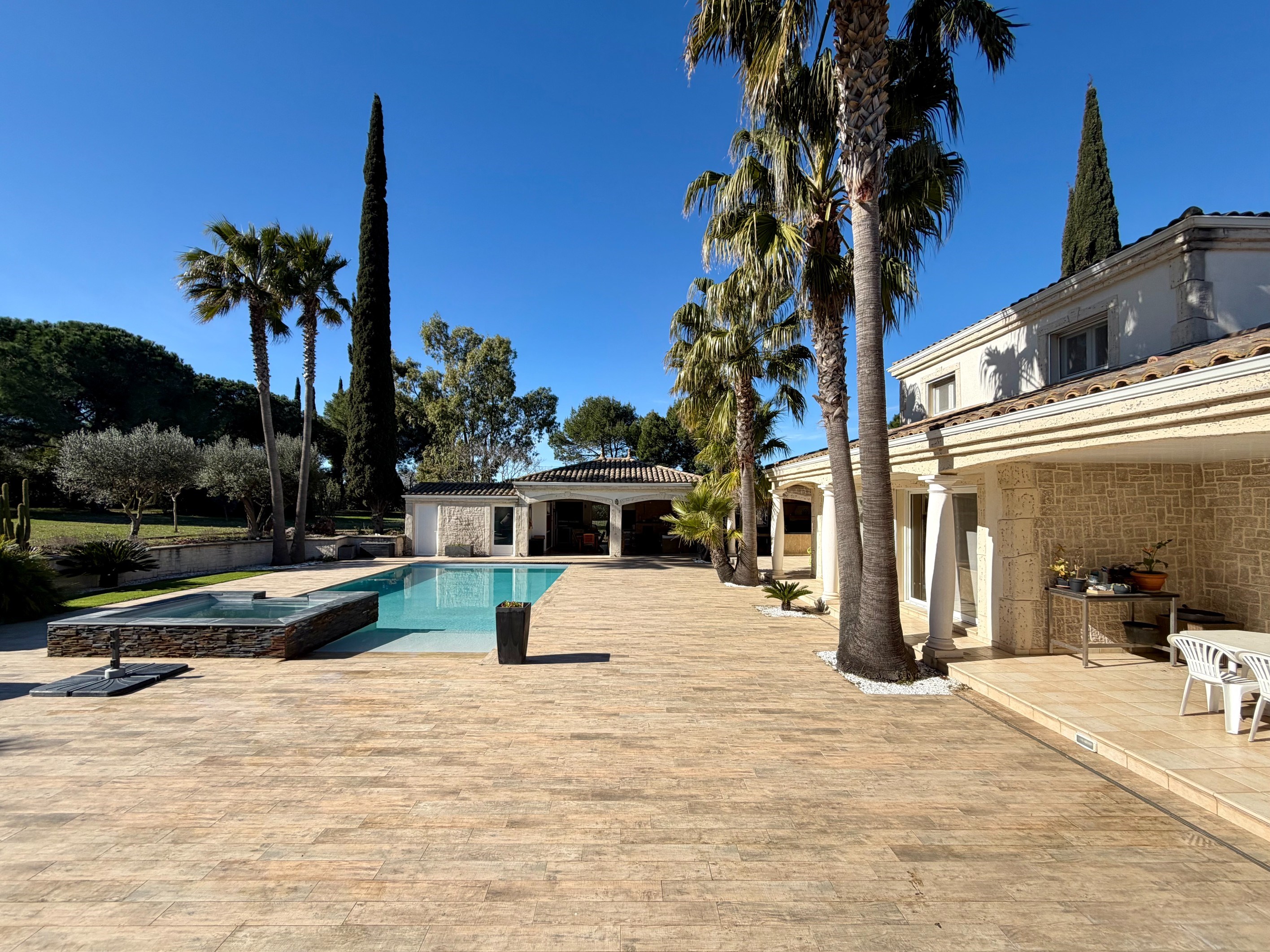  Just 10 minutes from the beaches, a spacious family villa in a lush park... - 物件實景