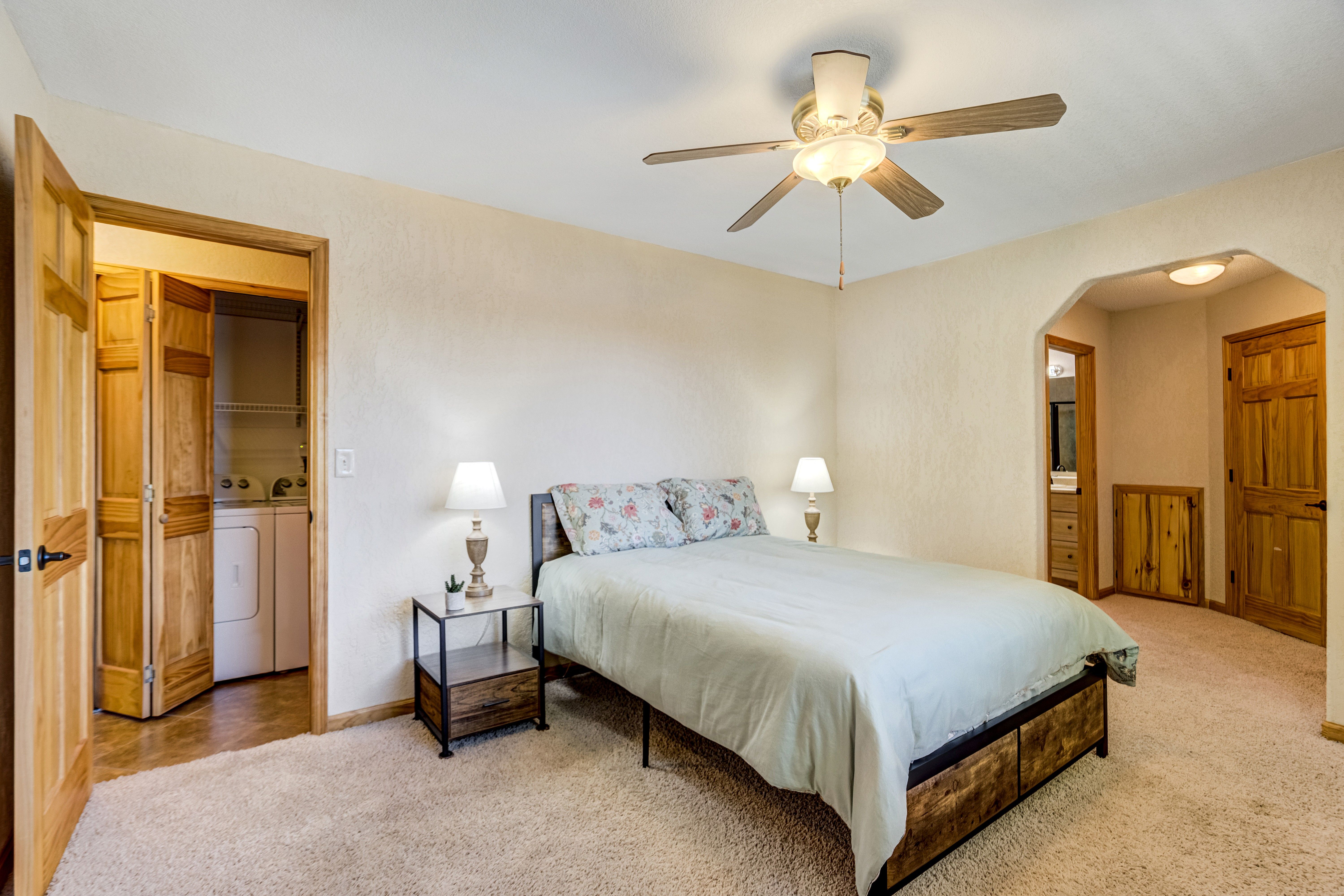  Nestled on a Spacious Corner Lot, Discover Mountain Charm w/ Warm Wood Accents - 物件實景