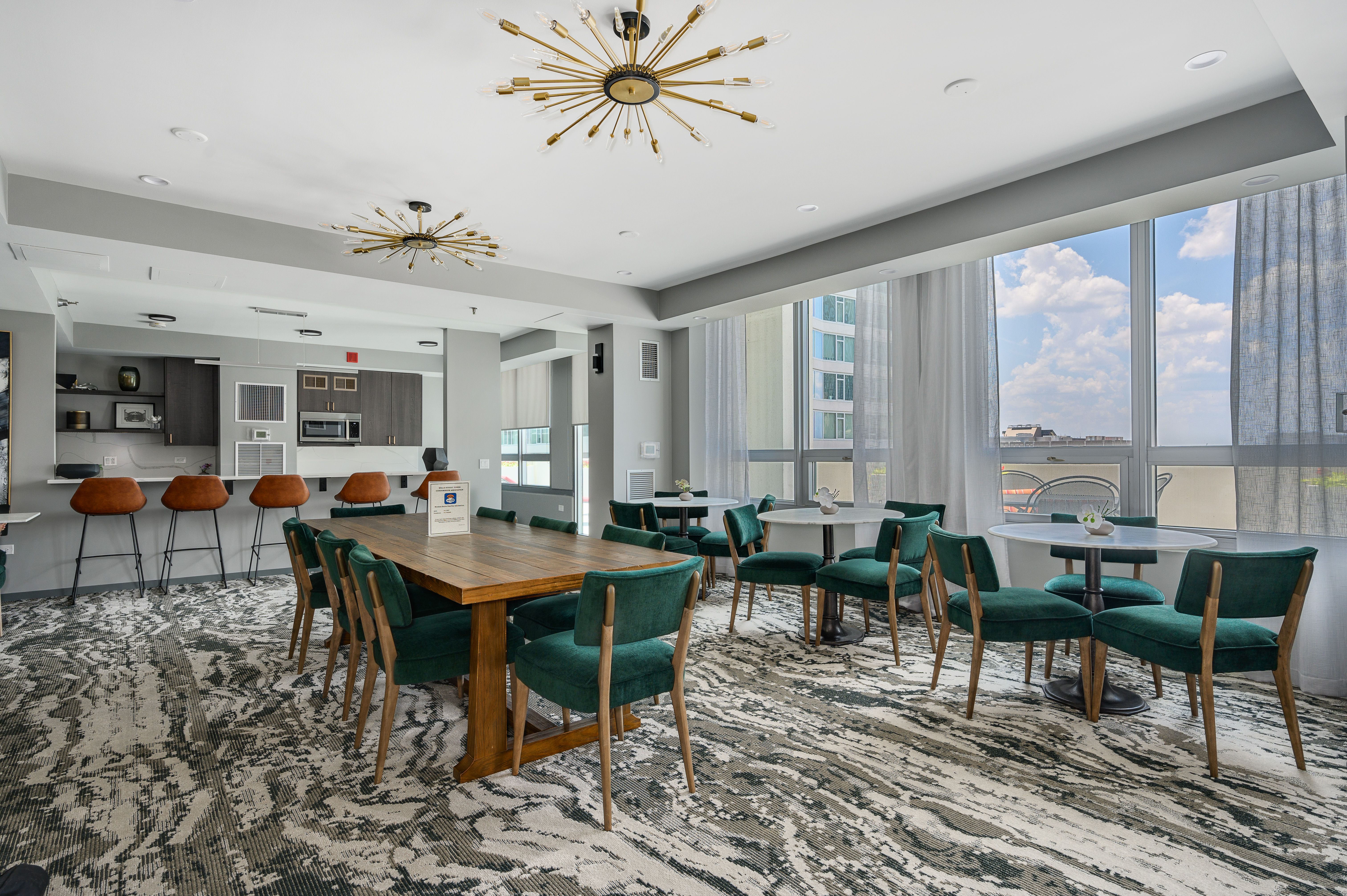  Experience Elevated City Living in This Beautifully Renovated Corner Residence - 物件實景