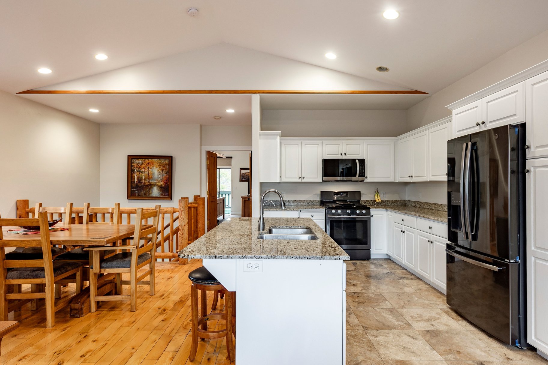  Rare Creekside Retreat  Privacy, Mountain Living & Unbeatable Convenience - 物件實景