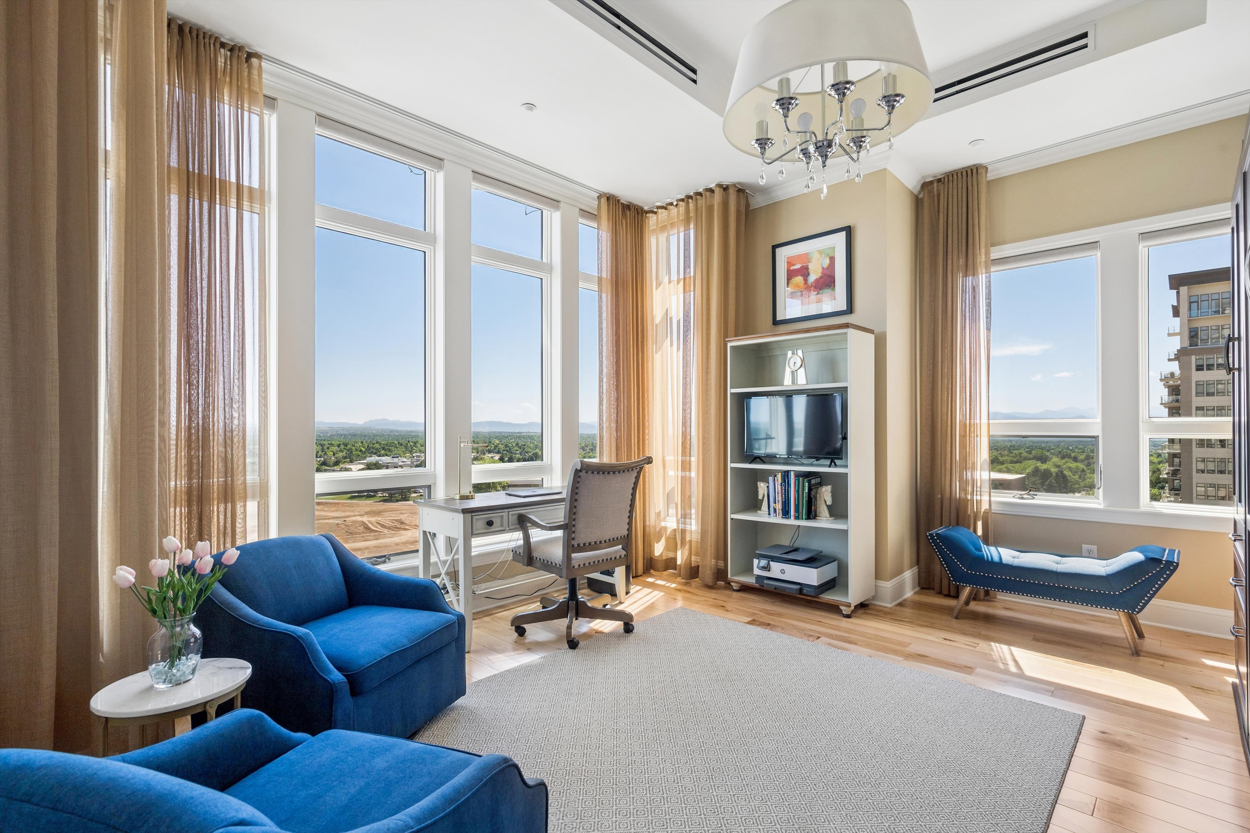  Fantastic 2 Bed/2 Bath End Unit Offering Panoramic Views - 物件實景