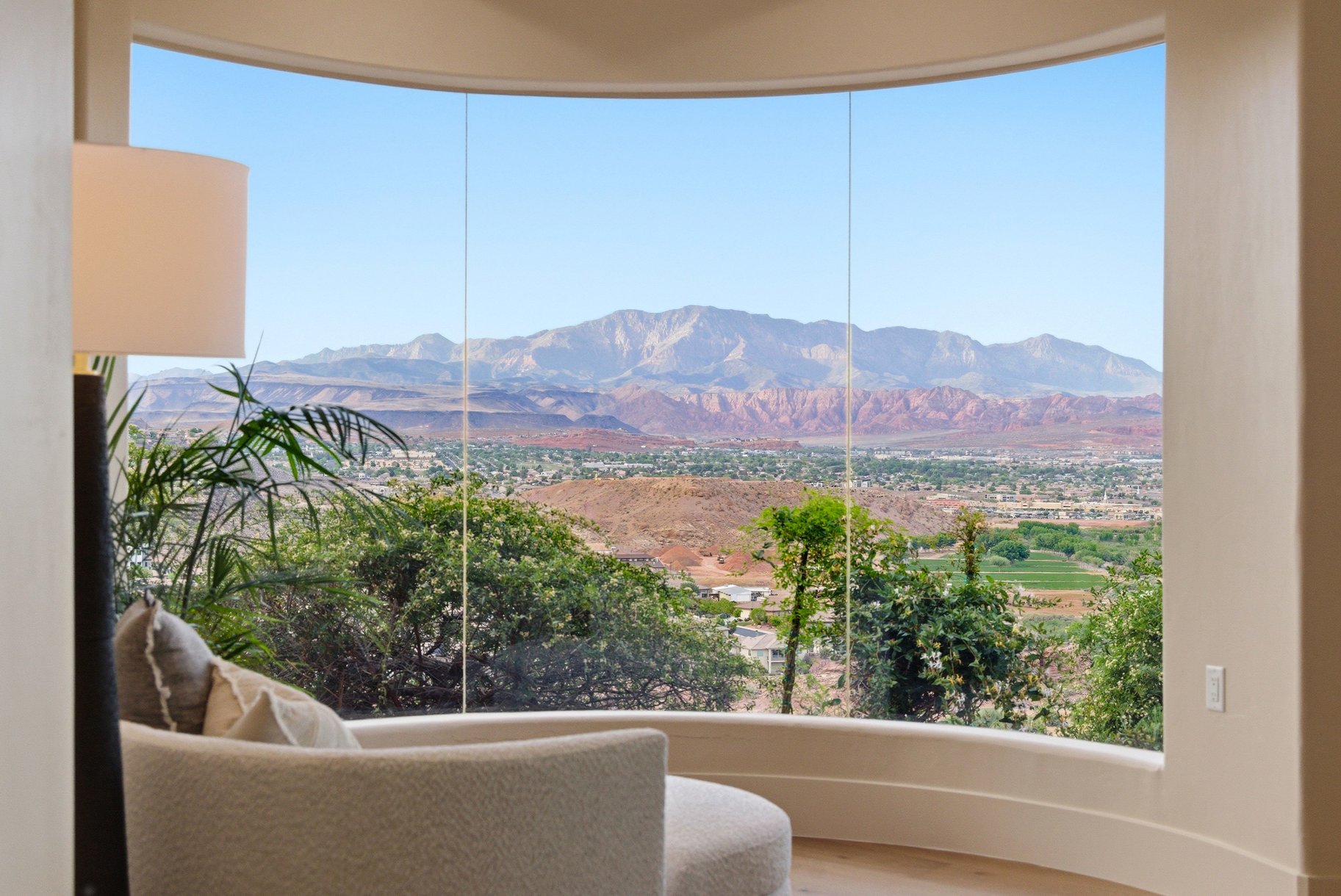  On The edge Of Stone Cliff With Sweeping Stunning City And Mountain Views - 物件實景