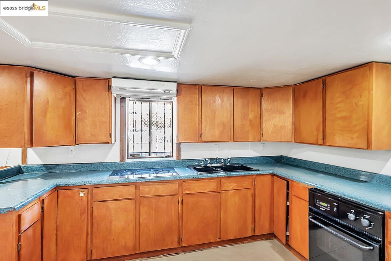 Oakland, California, 94608, United States, 6 Bedrooms Bedrooms, ,3 BathroomsBathrooms,Residential,For Sale,1939780