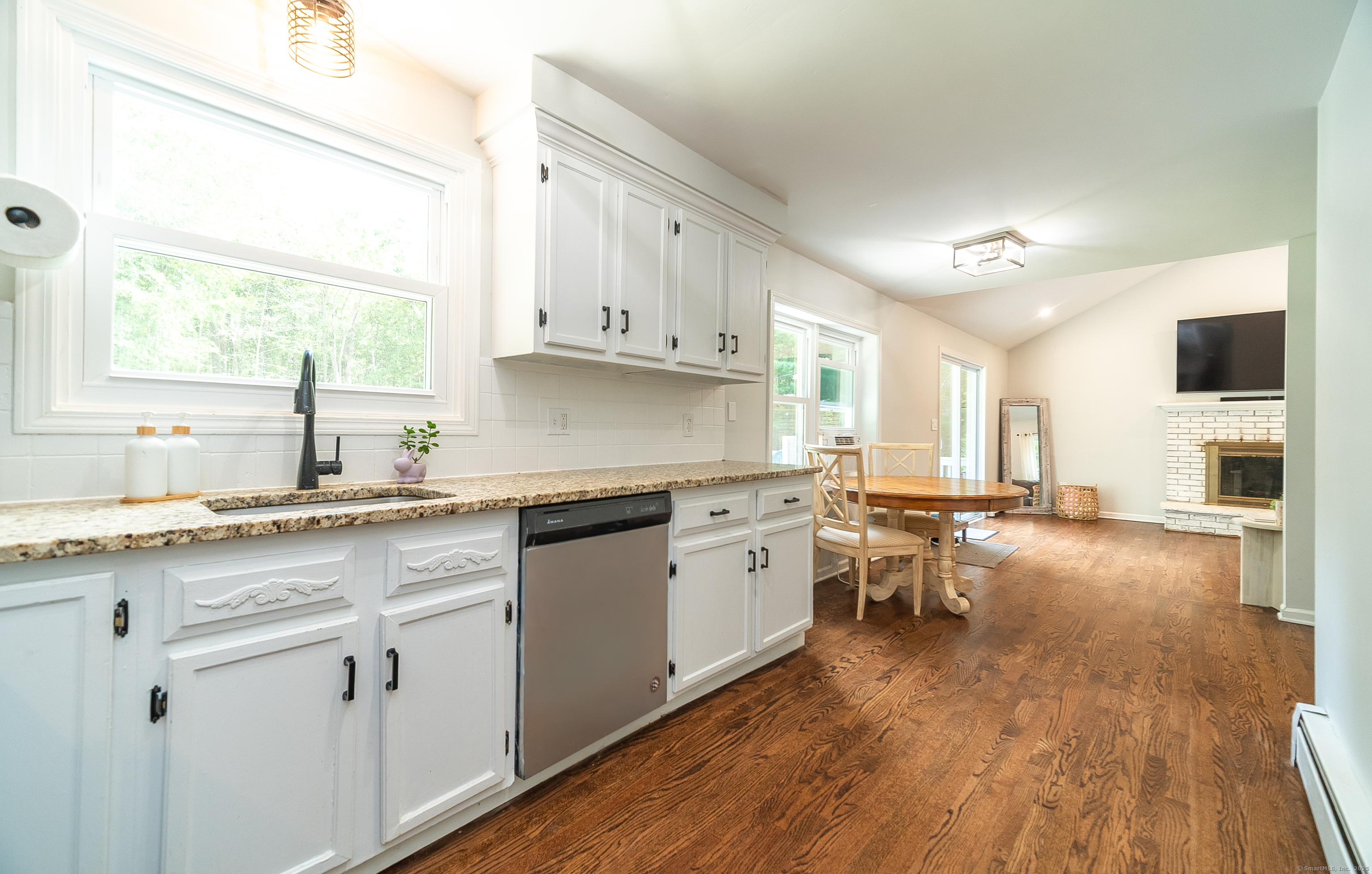 Clinton, Connecticut, 06413, United States, 3 Bedrooms Bedrooms, ,3 BathroomsBathrooms,Residential,For Sale,1939957