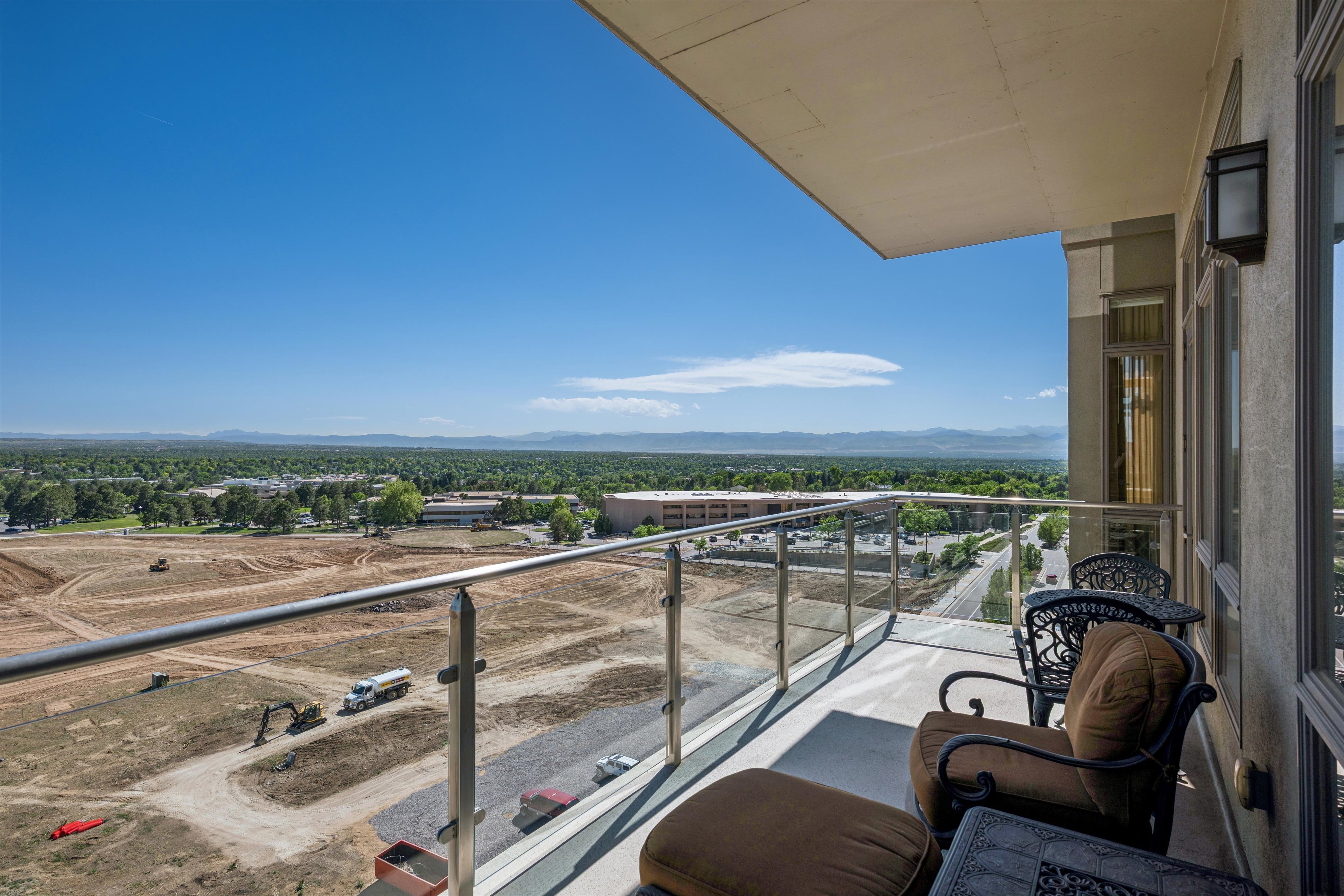  Fantastic 2 Bed/2 Bath End Unit Offering Panoramic Views - 物件實景