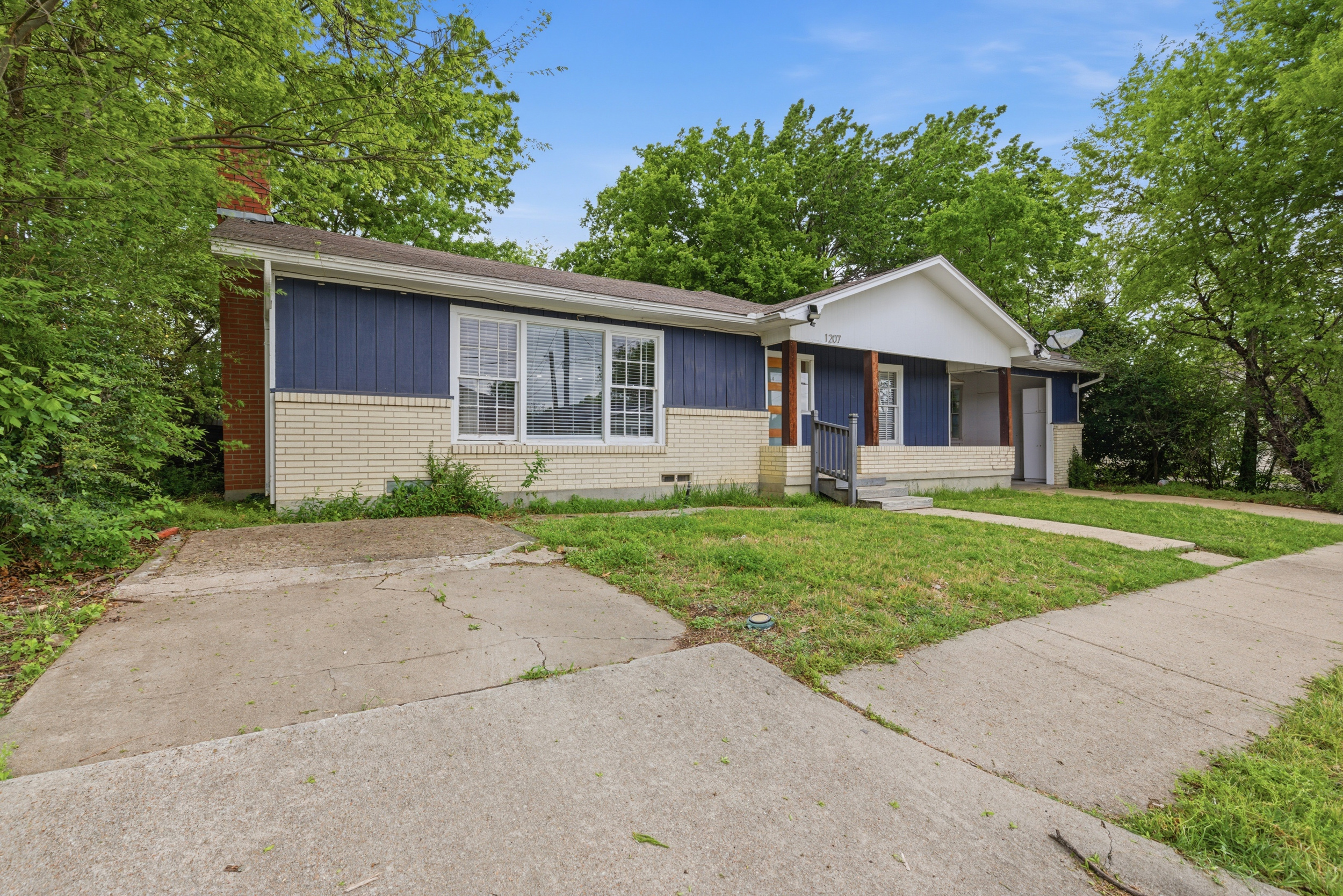  1207 N. College Street - 物件實景