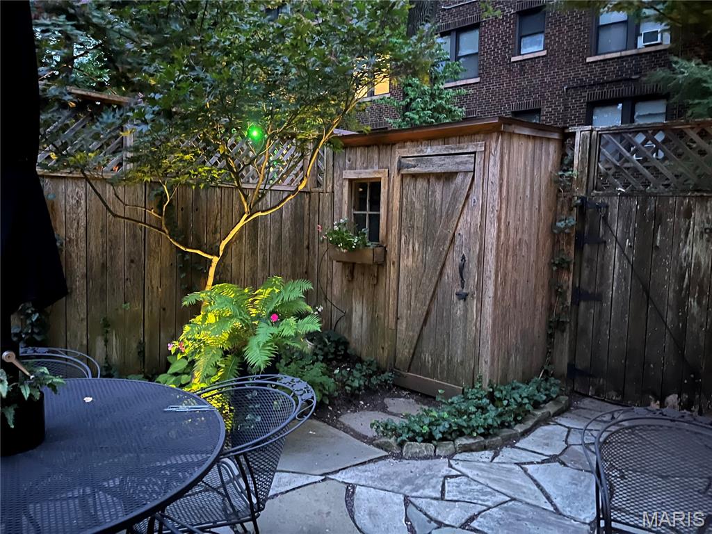 St Louis, Missouri, 63108, United States, 4 Bedrooms Bedrooms, ,5 BathroomsBathrooms,Residential,For Sale,1941664