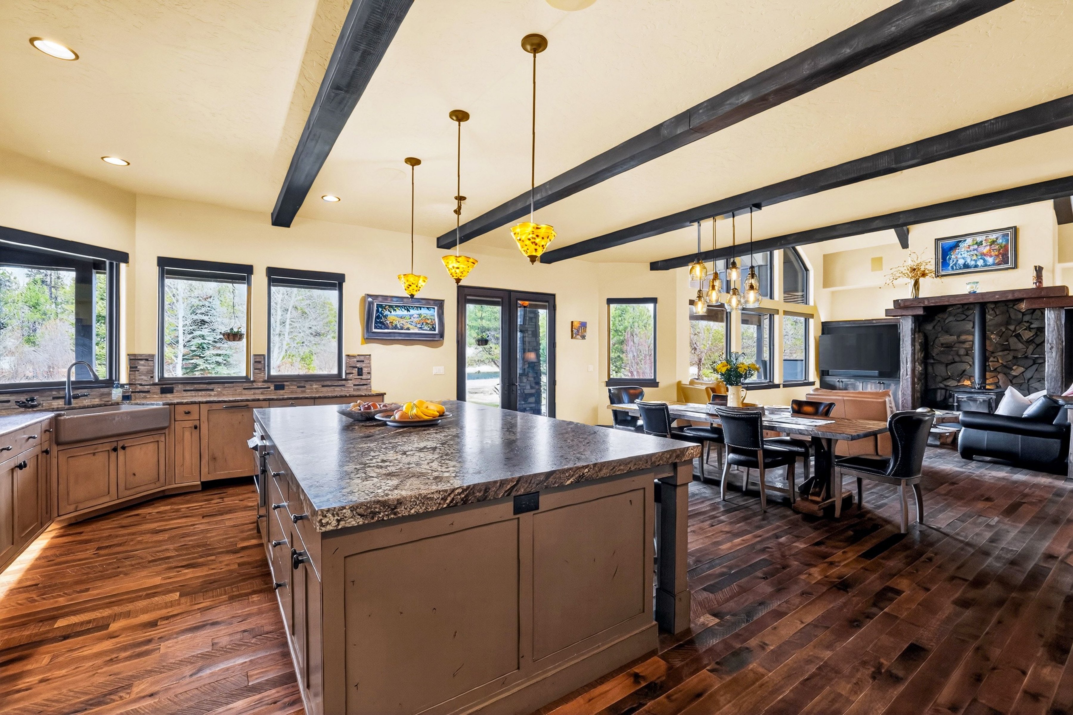  Stunning Home with Payette River Frontage on 2.66 Acres in McCall, Idaho - 物件實景
