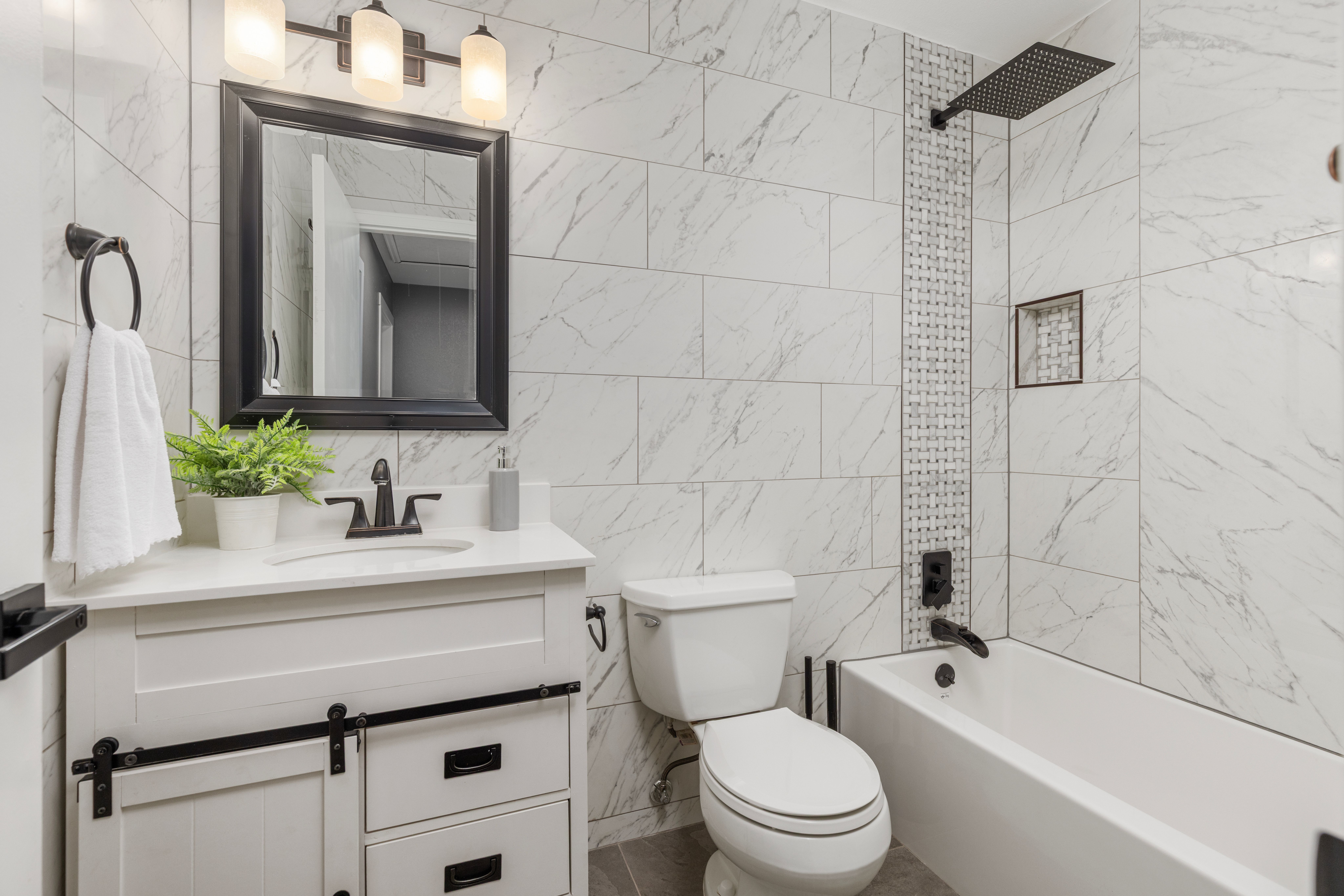  Beautifully Renovated Ranch Home for Multigeneration Living with Two Kitchens - 物件實景