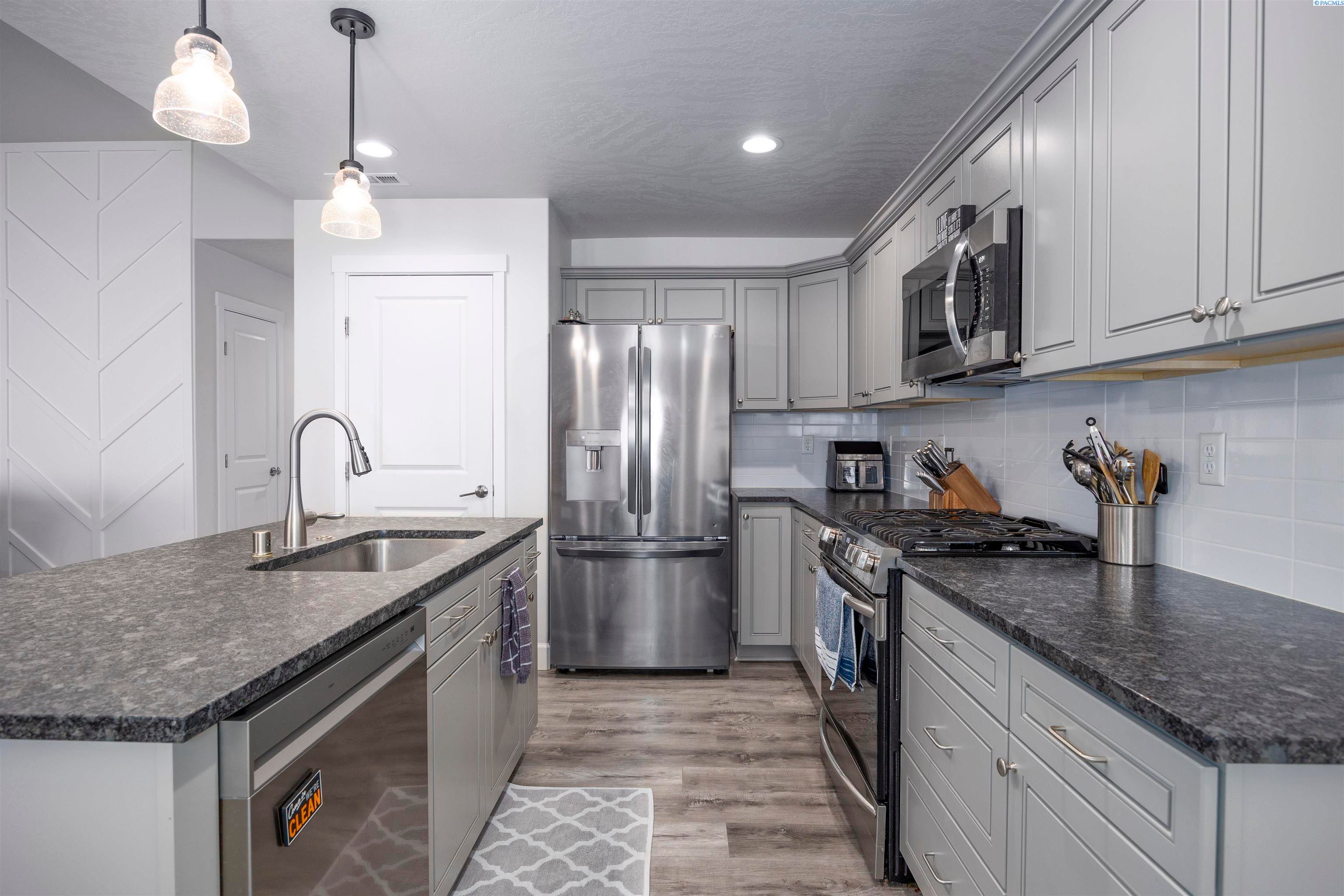 Kennewick, Washington, 99338, United States, 3 Bedrooms Bedrooms, ,2 BathroomsBathrooms,Residential,For Sale,1943089
