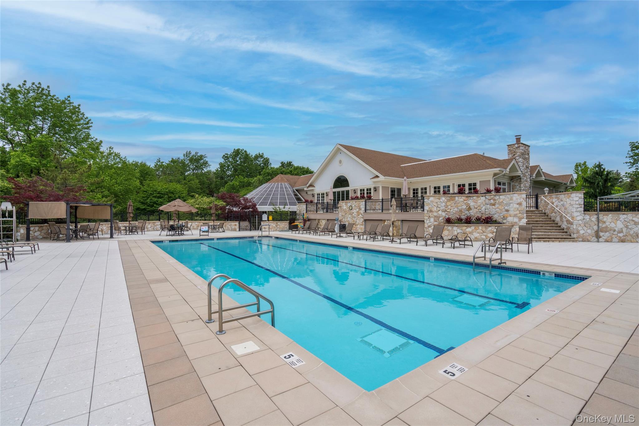  323 Baltustrol Circle, Roslyn, NY, 11576 - 物件實景