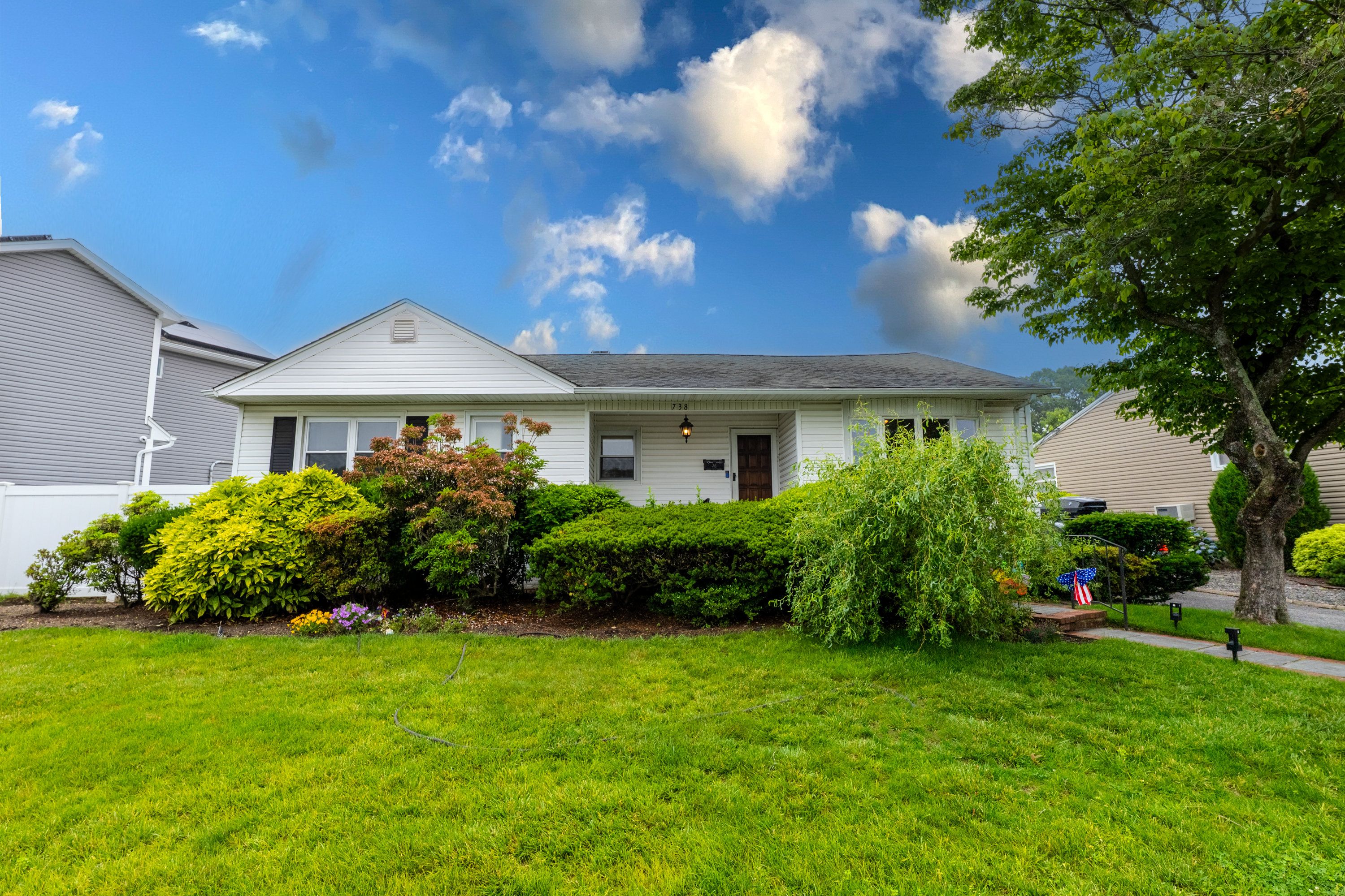 738 Carlyle Avenue, Franklin Square, NY 11010 