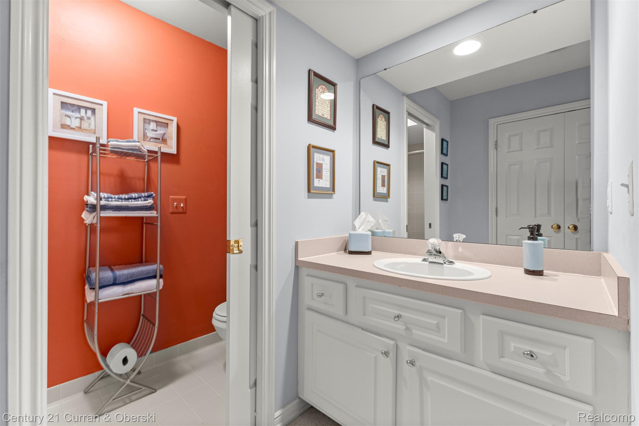 Shelby Charter Township, Michigan, 48316, United States, 2 Bedrooms Bedrooms, ,4 BathroomsBathrooms,Residential,For Sale,1977088