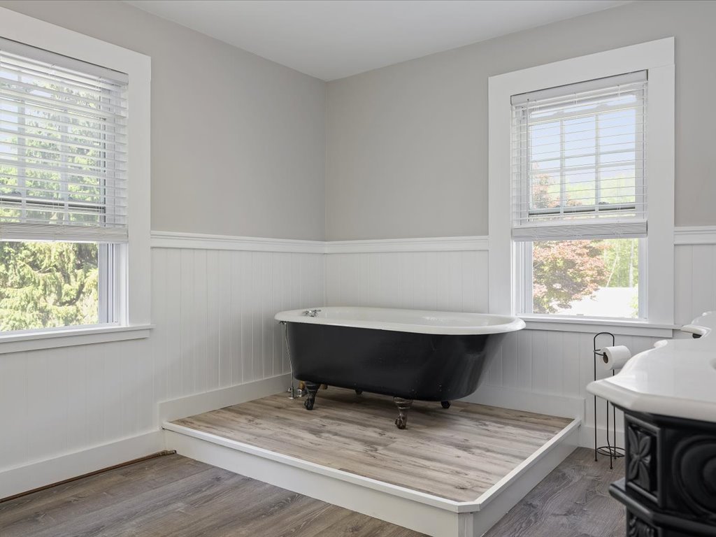 Westerly, Rhode Island, 02891, United States, 5 Bedrooms Bedrooms, ,4 BathroomsBathrooms,Residential,For Sale,1906613