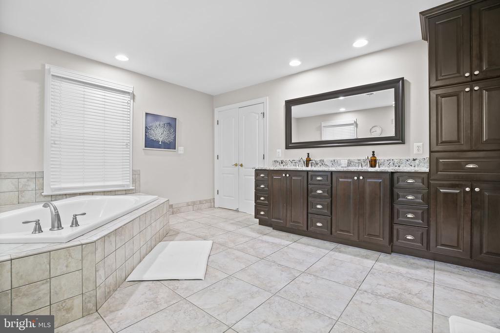 Fredericksburg, Virginia, 22407, United States, 5 Bedrooms Bedrooms, ,5 BathroomsBathrooms,Residential,For Sale,1927805