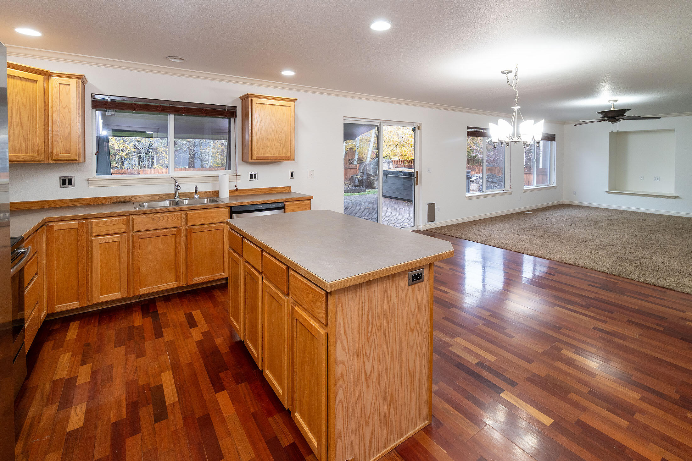 Redmond, Oregon, 97756, United States, 3 Bedrooms Bedrooms, ,3 BathroomsBathrooms,Residential,For Sale,1989039