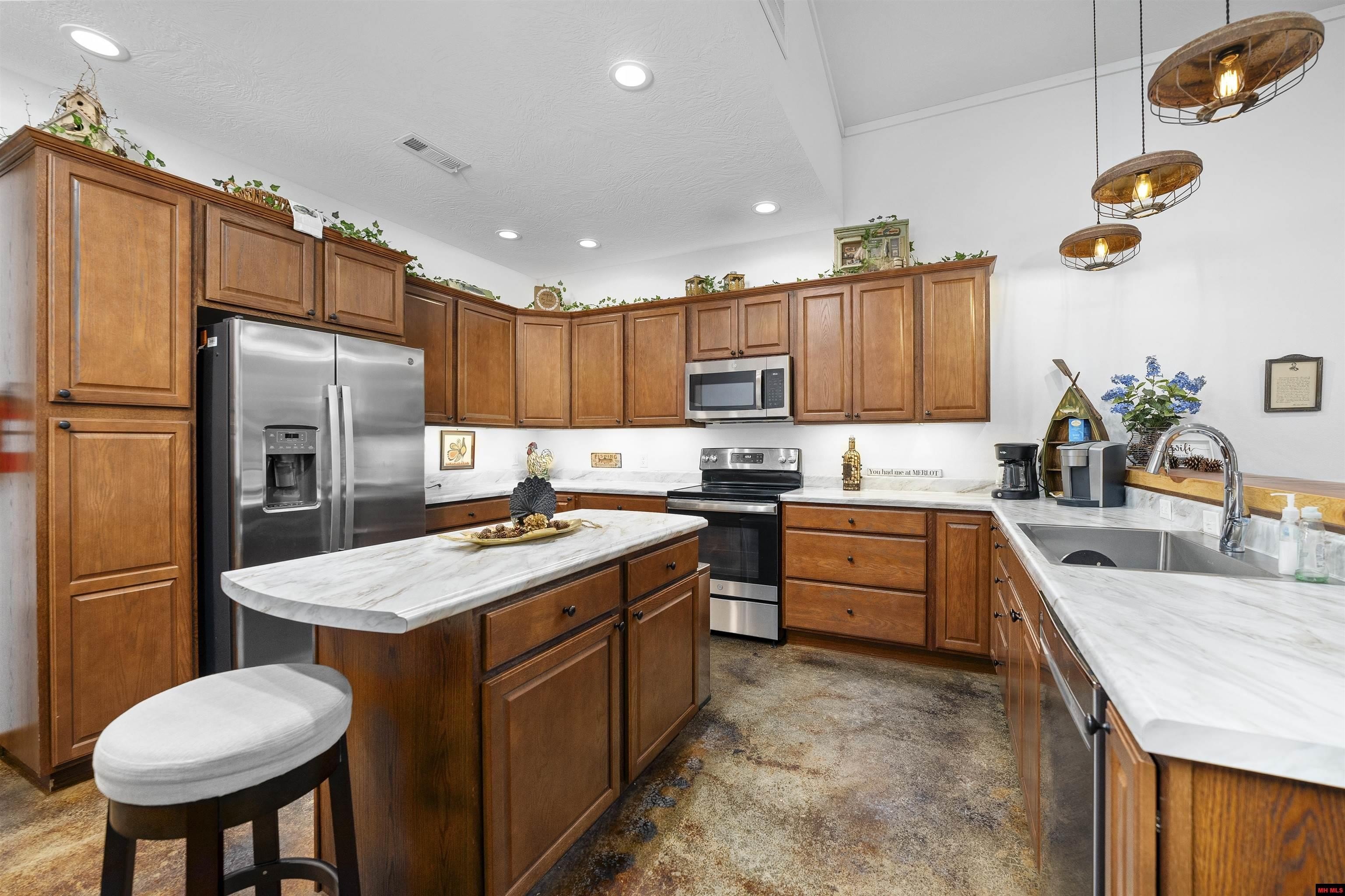 Norfork, Arkansas, 72658, United States, 4 Bedrooms Bedrooms, ,4 BathroomsBathrooms,Residential,For Sale,1976575