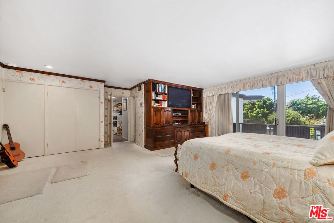 Los Angeles, California, 90056, United States, 5 Bedrooms Bedrooms, ,5 BathroomsBathrooms,Residential,For Sale,1918507