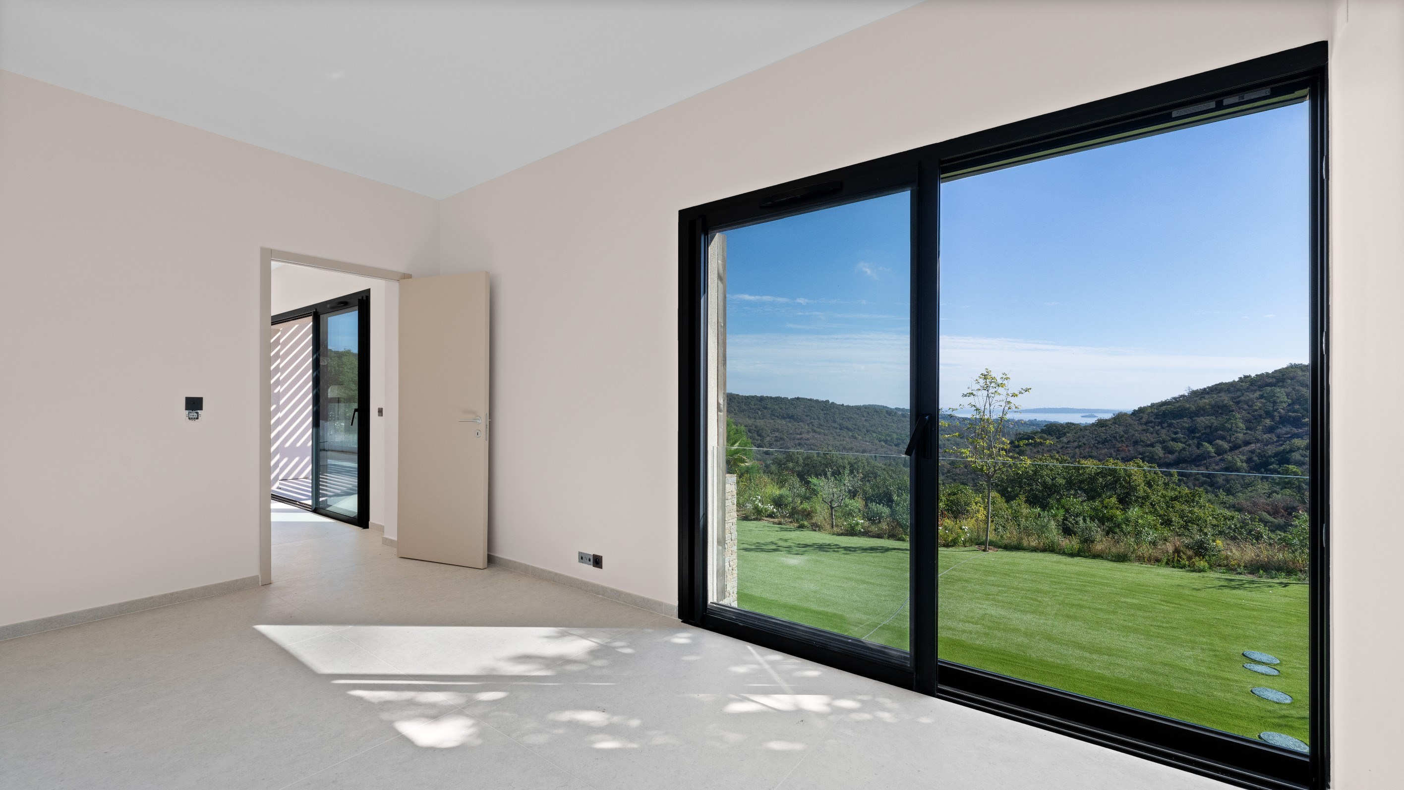  GRIMAUD – MODERN VILLA WITH SEA VIEWS – 5 MINUTES FROM THE COAST - 物件實景