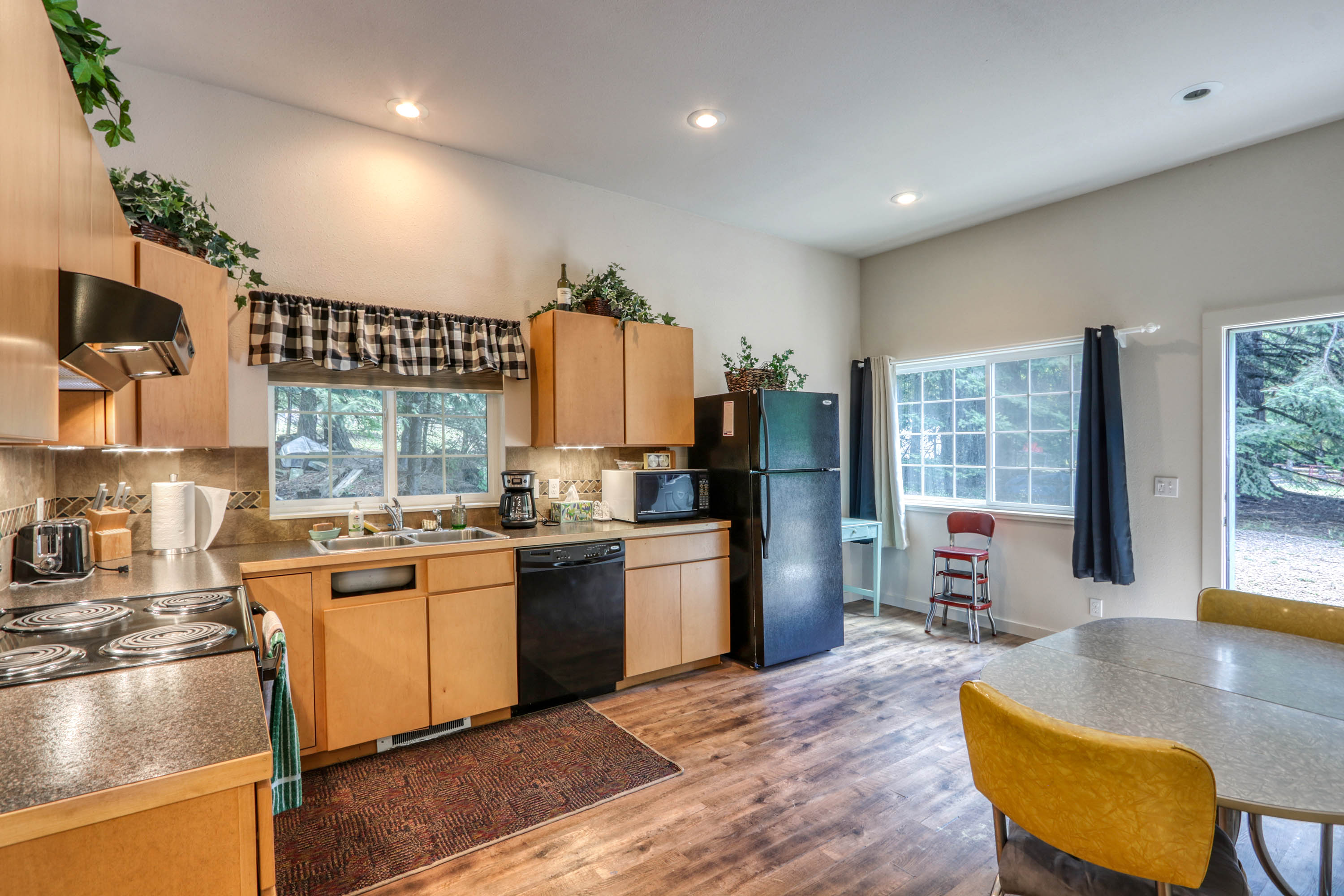 Hope, Idaho, 83836, United States, 2 Bedrooms Bedrooms, ,1 BathroomBathrooms,Residential,For Sale,1904482