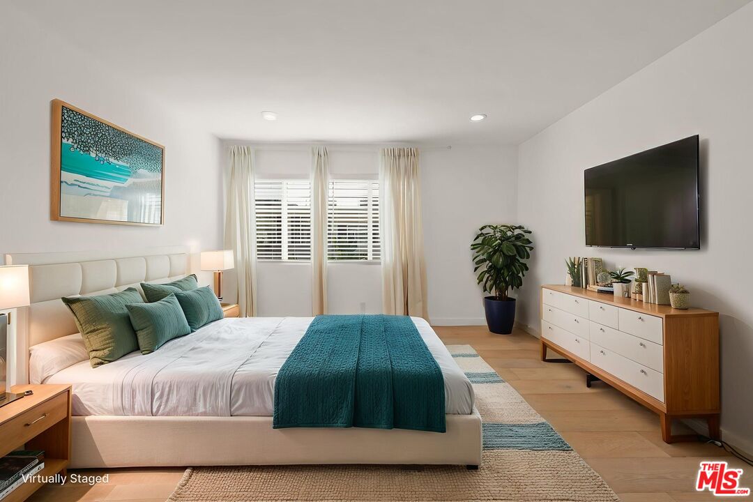 Los Angeles, California, 90046, United States, 3 Bedrooms Bedrooms, ,3 BathroomsBathrooms,Residential,For Sale,1989732