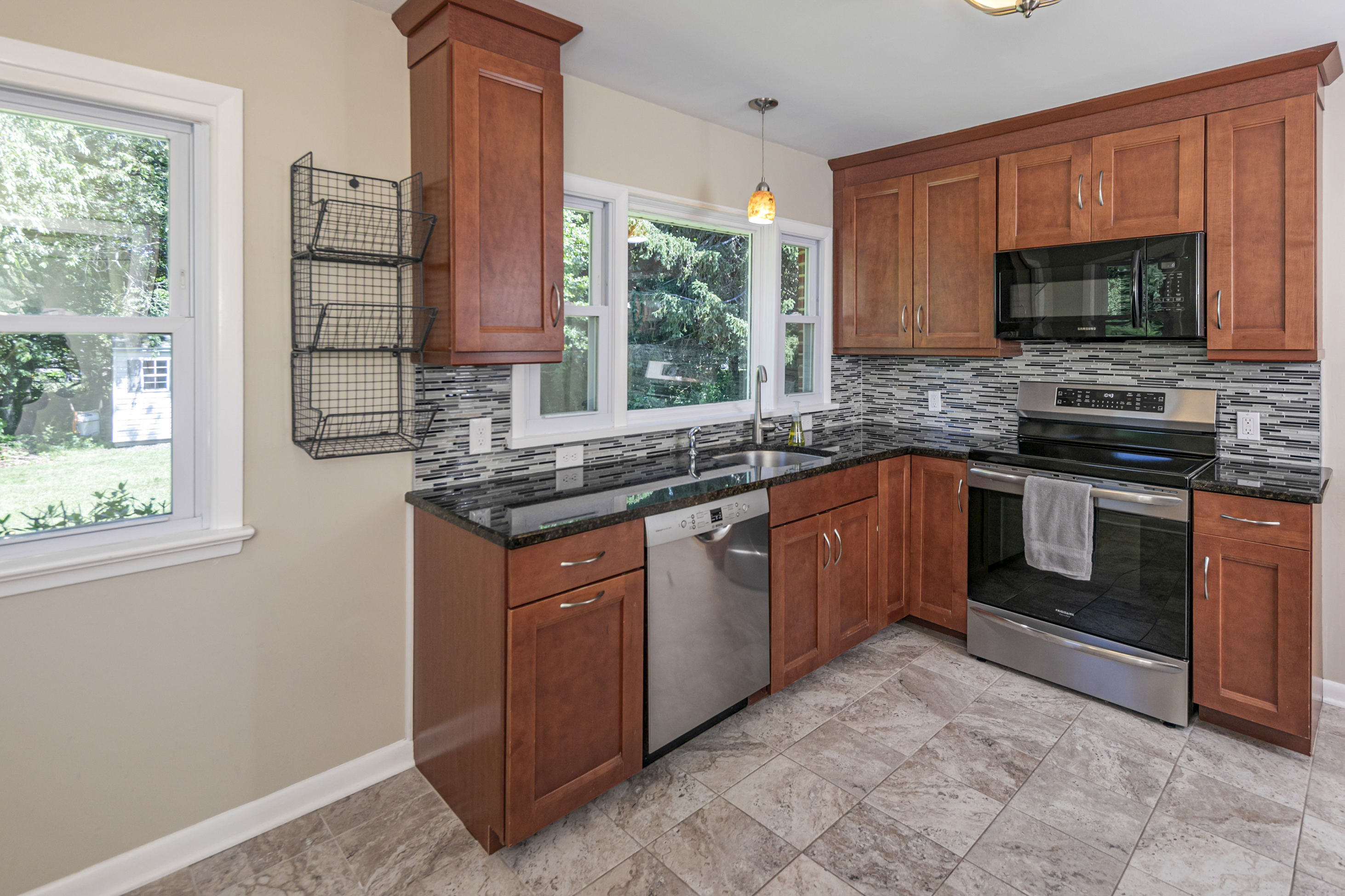  Move-In Ready Ranch in a Terrific Location - 物件實景