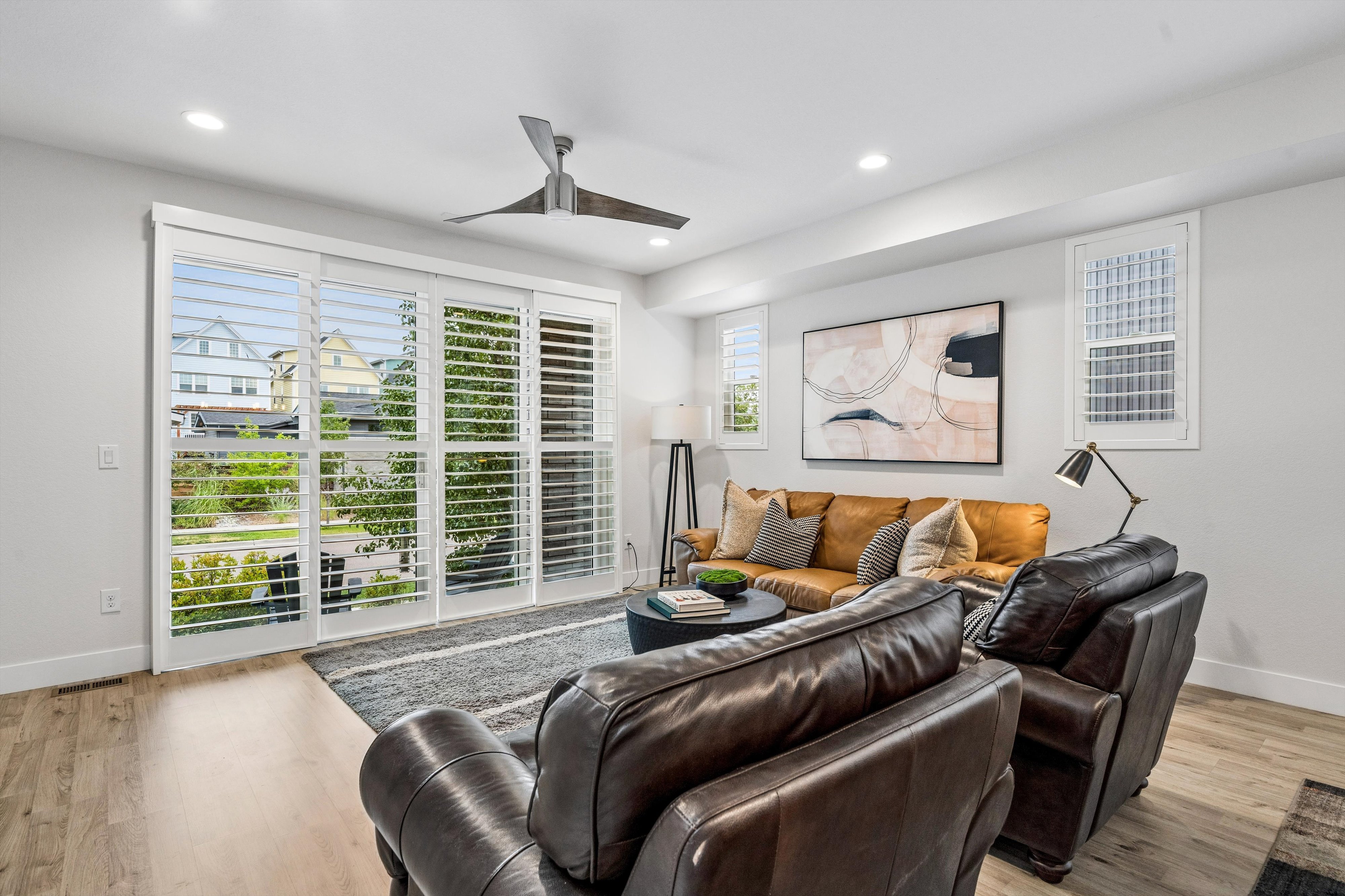  Thoughtfully designed and exceptionally maintained, this light-filled home offer - 物件實景