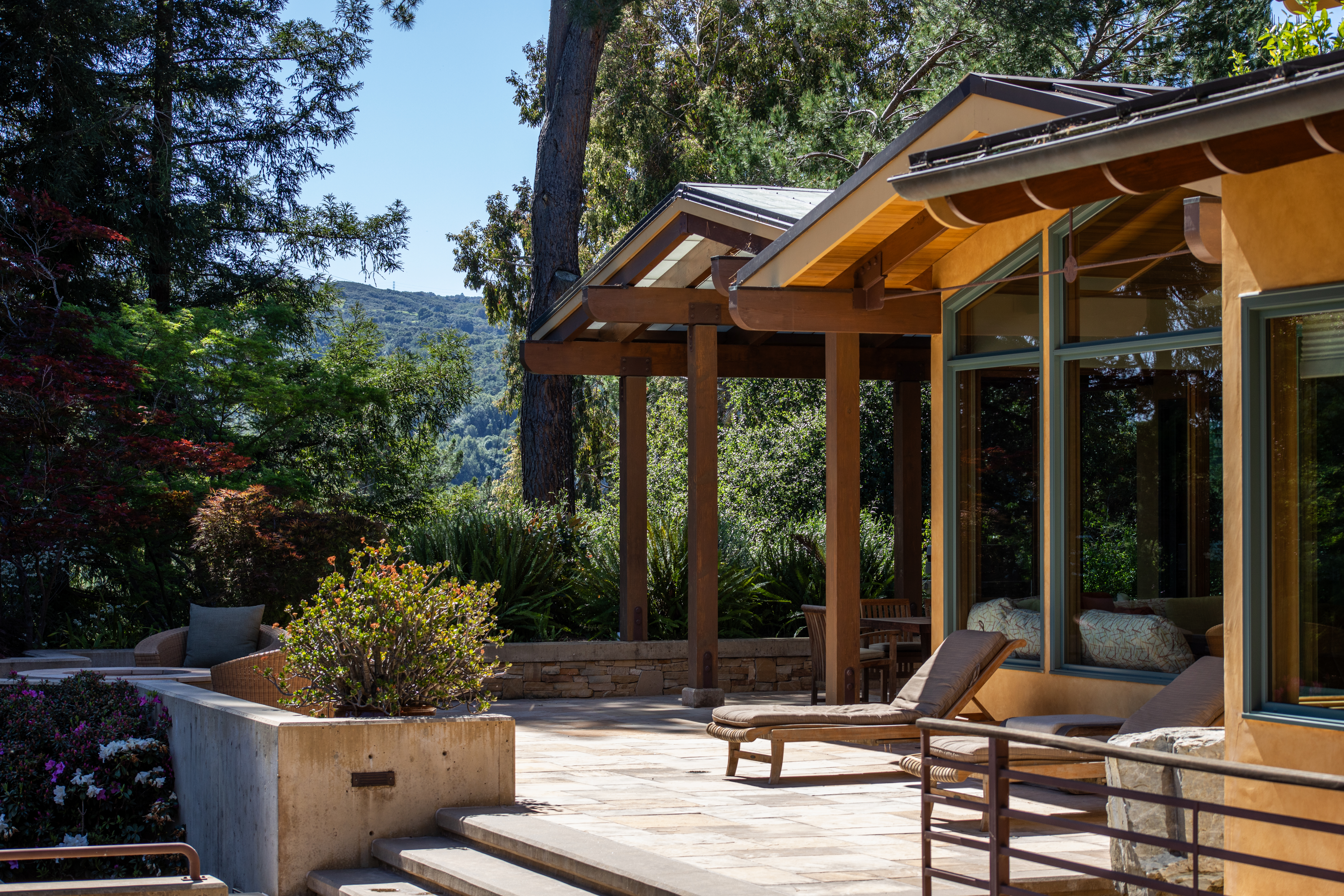  A Hilltop Home Shaped by Light, Landscape and Contemporary Architecture - 物件實景