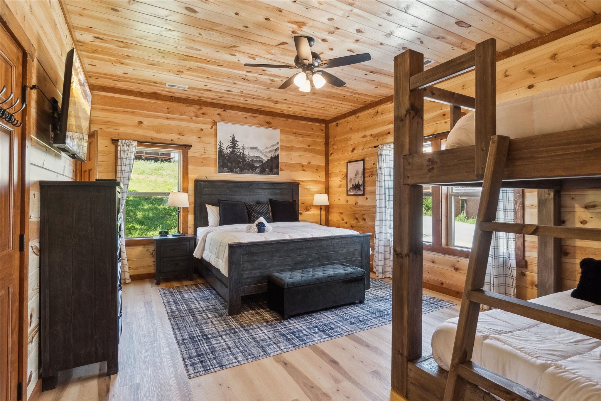 Sevierville, Tennessee, 37876, United States, 8 Bedrooms Bedrooms, ,9 BathroomsBathrooms,Residential,For Sale,1981124