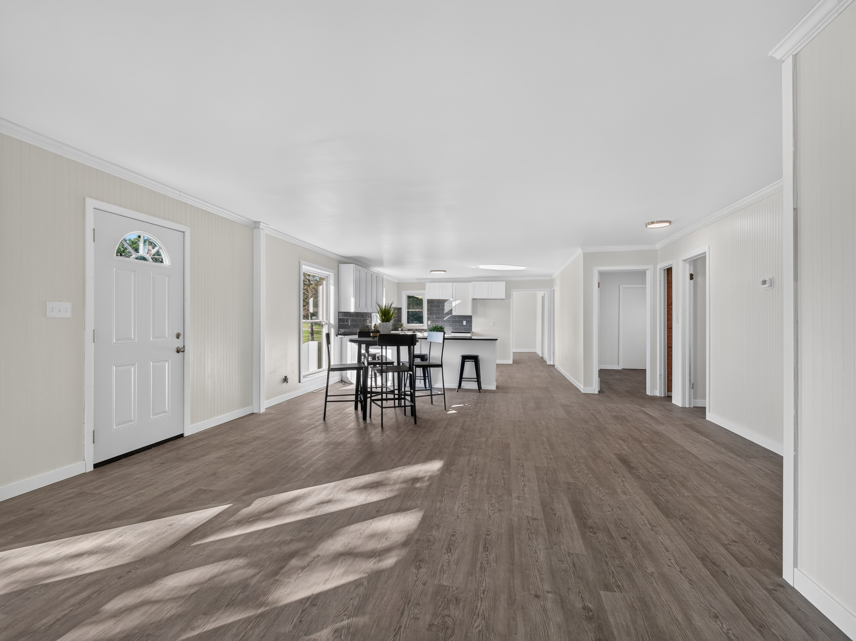  Beautifully Remodeled 4 Bedroom Home Featuring Lakefront Living - 物件實景