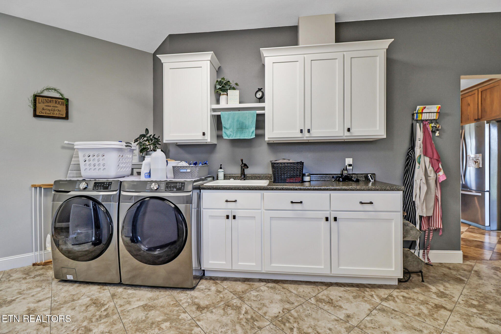 Crossville, Tennessee, 38555, United States, 4 Bedrooms Bedrooms, ,5 BathroomsBathrooms,Residential,For Sale,2005475