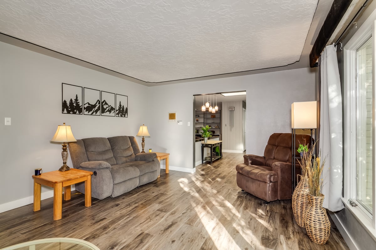 Cheyenne, Wyoming, 82009, United States, 6 Bedrooms Bedrooms, ,2 BathroomsBathrooms,Residential,For Sale,1979014