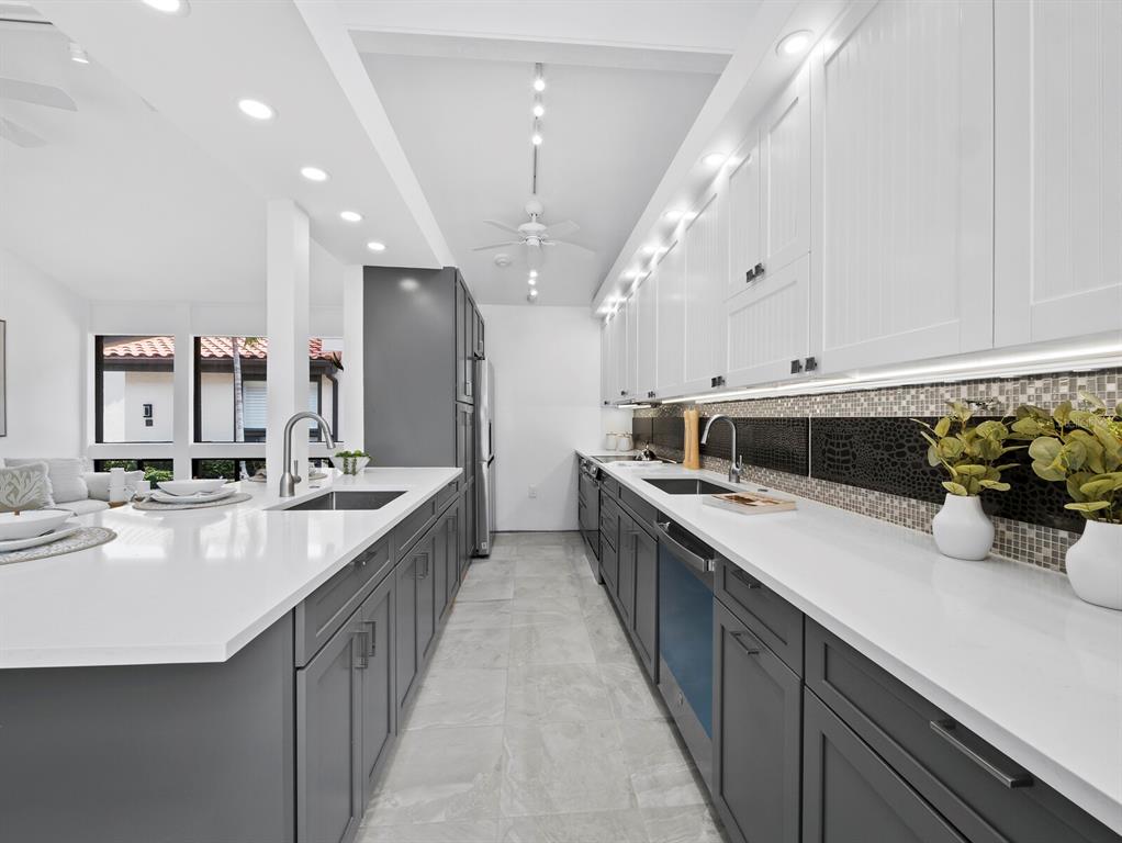 Sarasota, Florida, 34236, United States, 2 Bedrooms Bedrooms, ,2 BathroomsBathrooms,Residential,For Sale,1804135