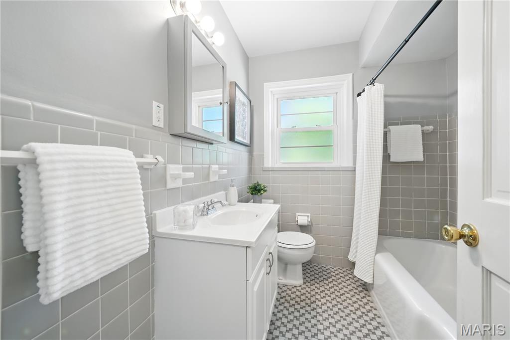 St Louis, Missouri, 63117, United States, 3 Bedrooms Bedrooms, ,2 BathroomsBathrooms,Residential,For Sale,1840220