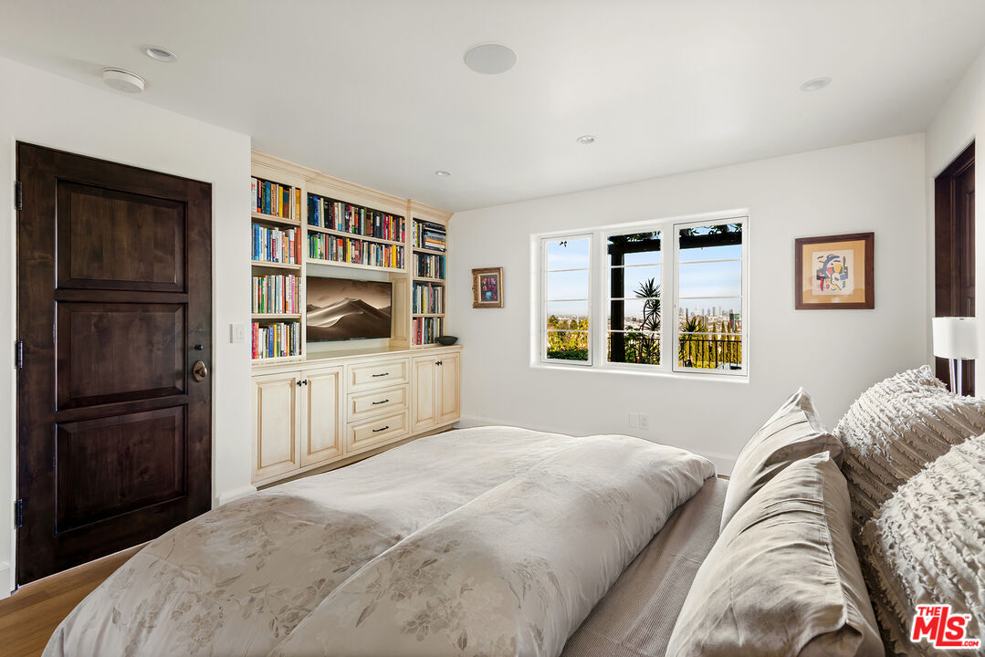 Los Angeles, California, 90068, United States, 4 Bedrooms Bedrooms, ,5 BathroomsBathrooms,Residential,For Sale,1910908