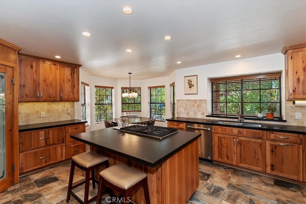 Lake Arrowhead, California, 92352, United States, 4 Bedrooms Bedrooms, ,3 BathroomsBathrooms,Residential,For Sale,1998822