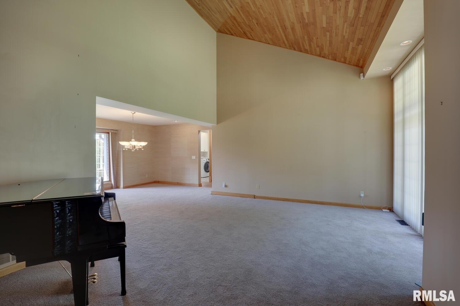 Macomb, Illinois, 61455, United States, 6 Bedrooms Bedrooms, ,5 BathroomsBathrooms,Residential,For Sale,1982236