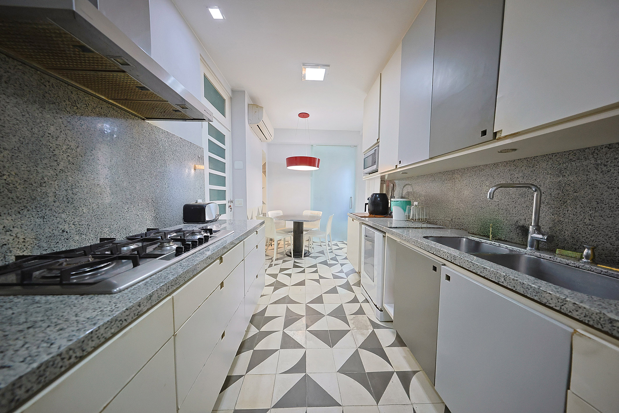  Apartment with Treetop Views on Praça Eugênio Jardim - 物件實景
