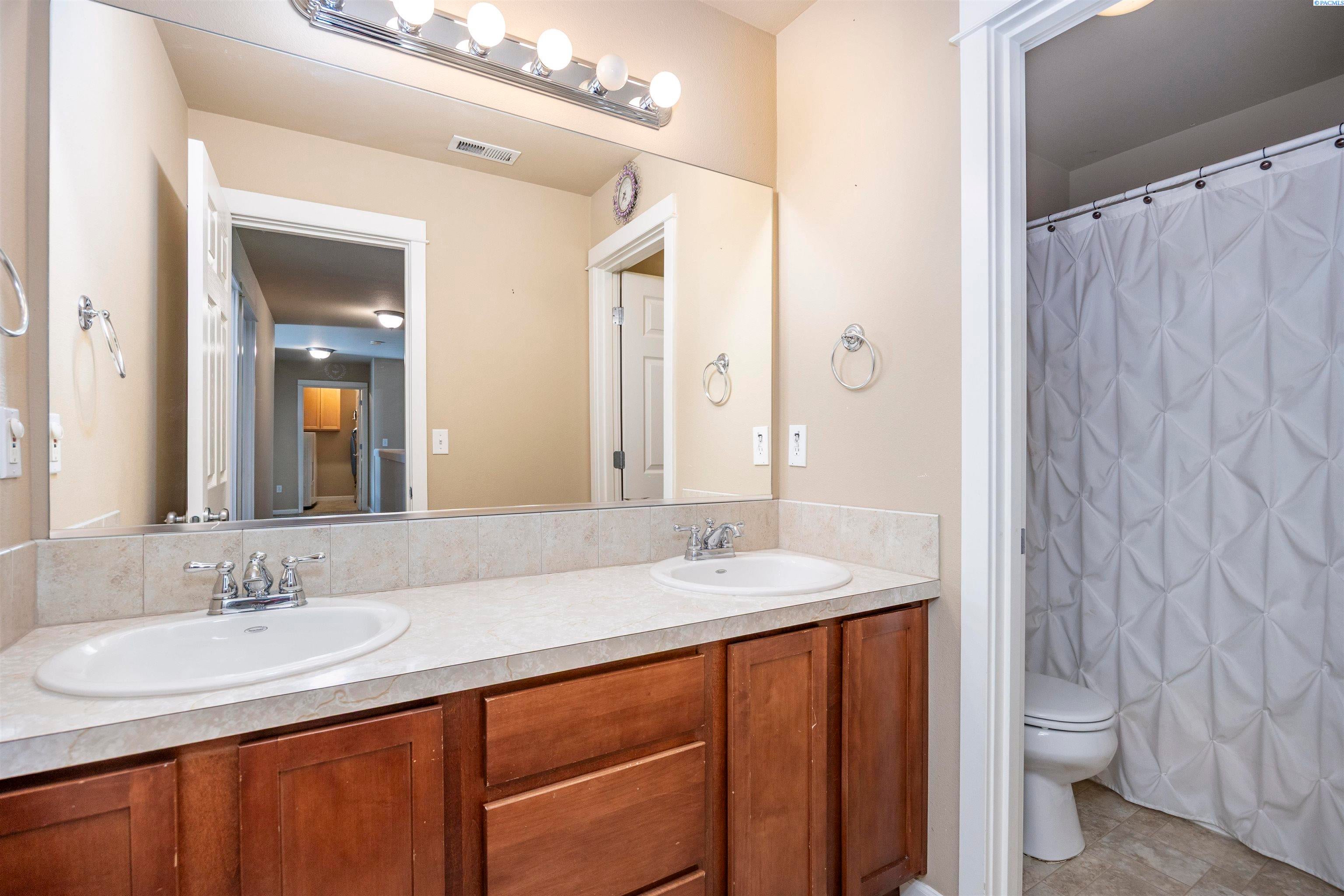 Pasco, Washington, 99301, United States, 5 Bedrooms Bedrooms, ,3 BathroomsBathrooms,Residential,For Sale,1921560