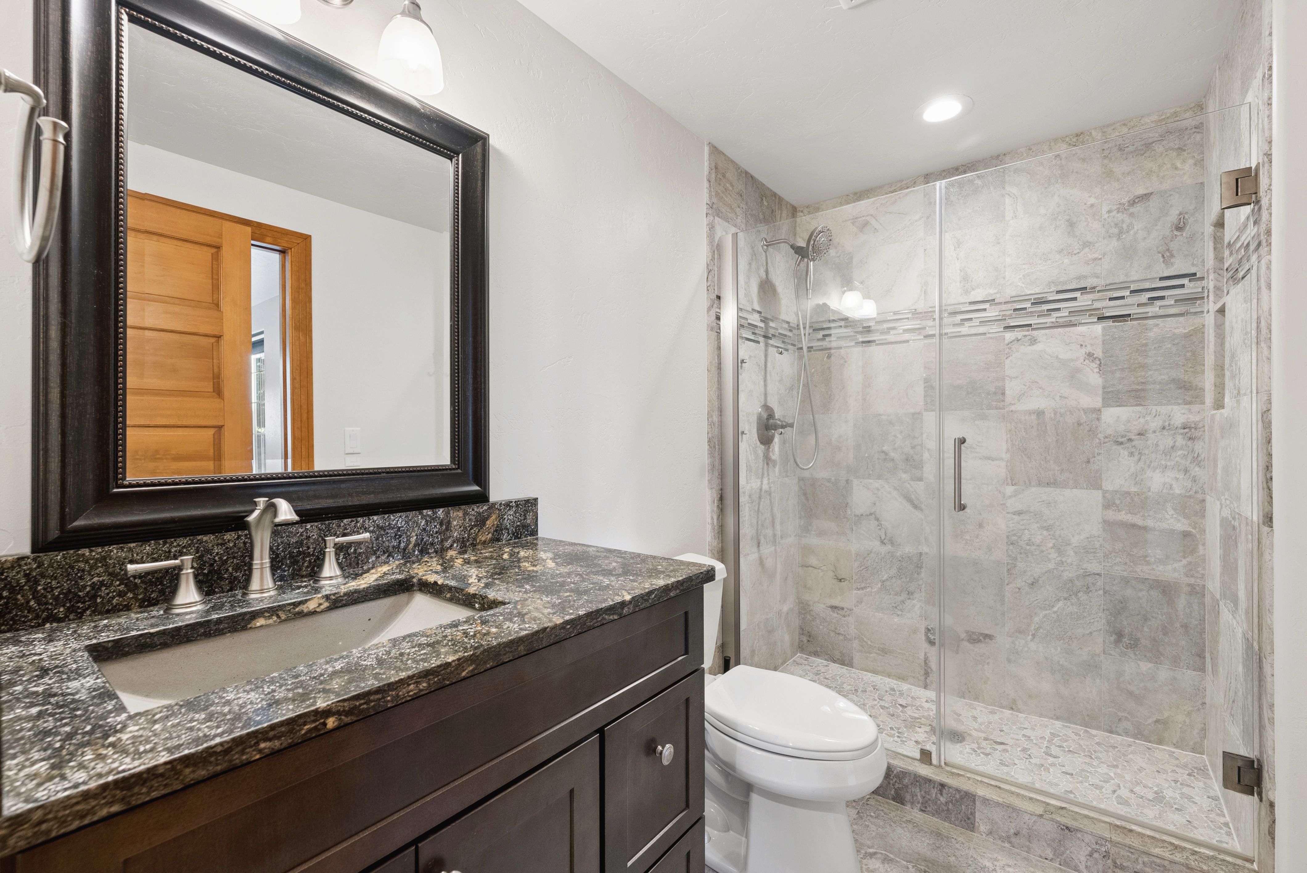  Set high on a hill in The Timbers and backing to open space - 物件實景