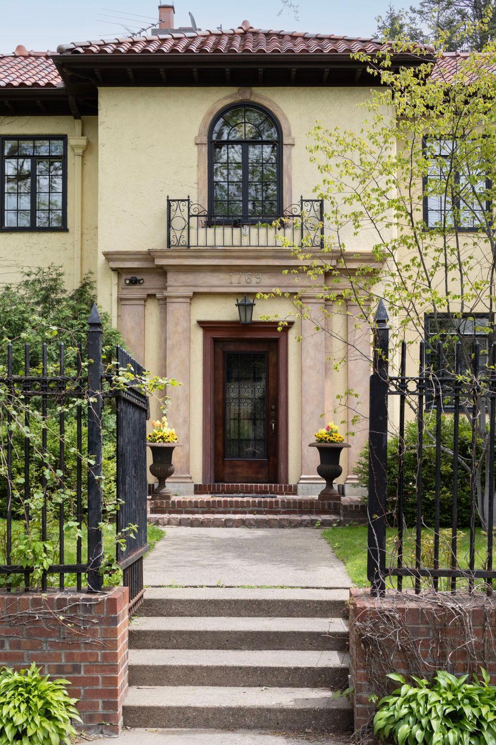 Minneapolis, Minnesota, 55403, United States, 3 Bedrooms Bedrooms, ,2 BathroomsBathrooms,Residential,For Sale,1714237