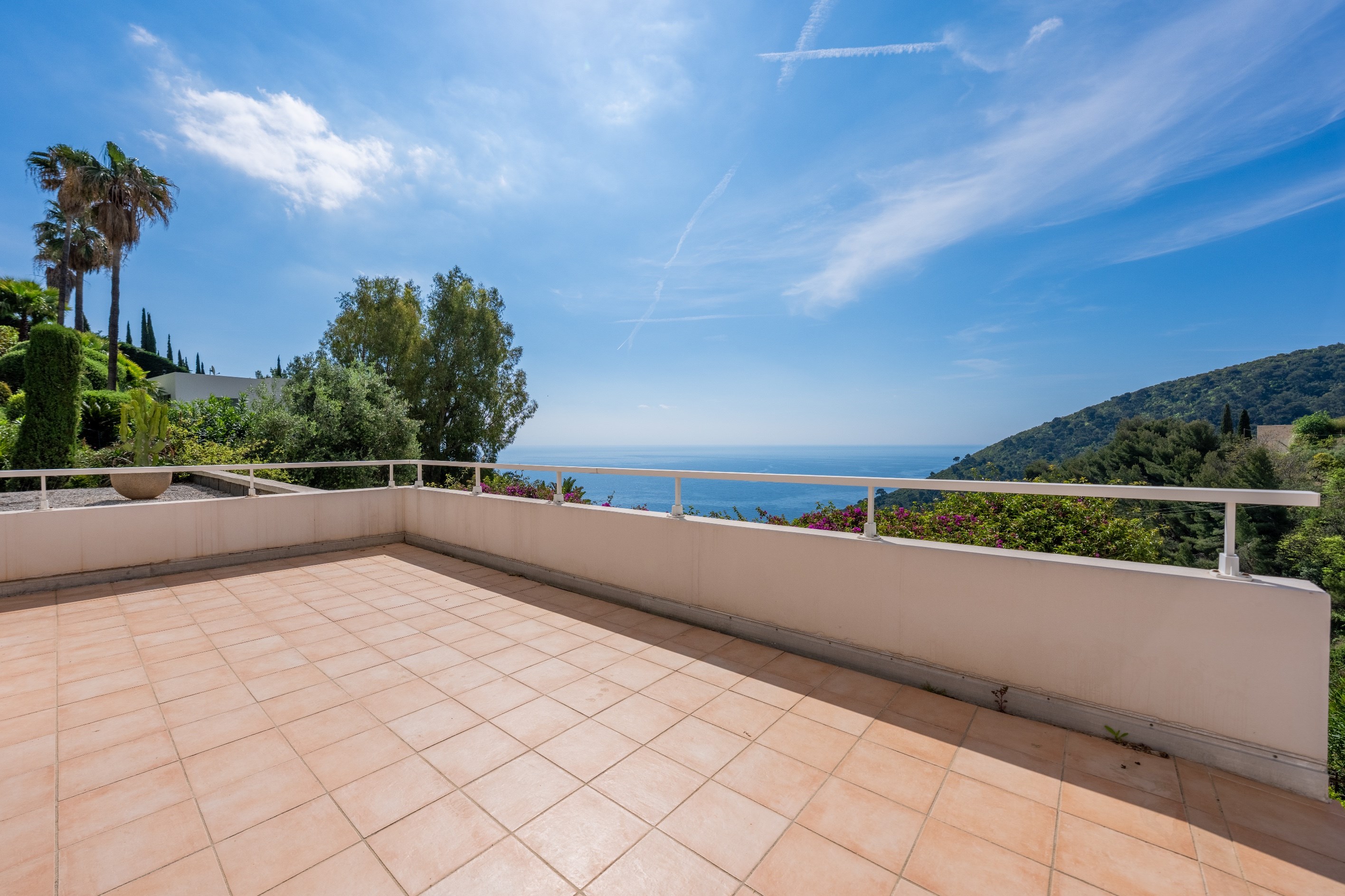 Sea view villa for sale in a private gated estate in Èze near Monaco - 物件實景