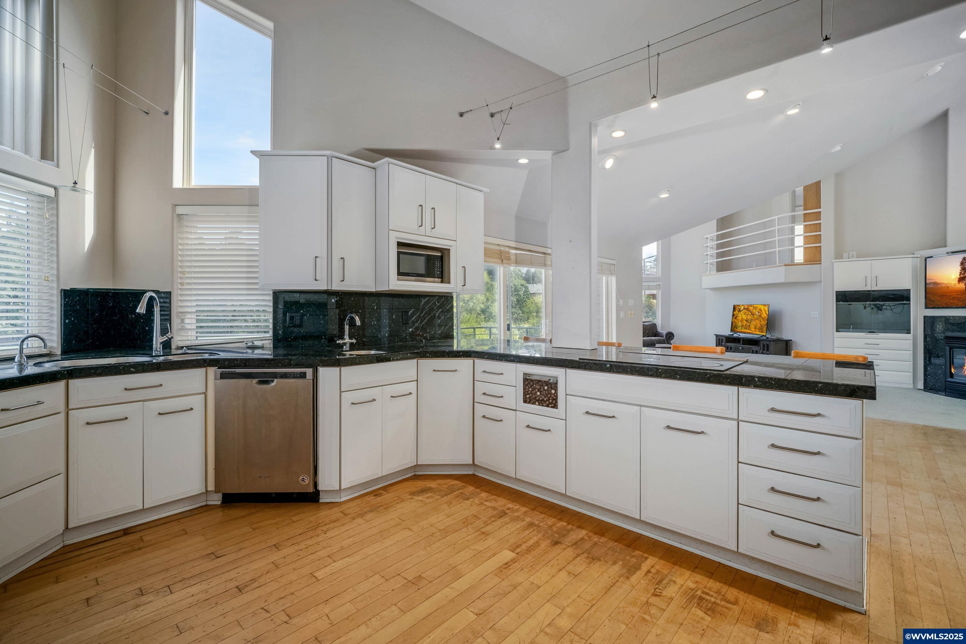 Salem, Oregon, 97306, United States, 6 Bedrooms Bedrooms, ,5 BathroomsBathrooms,Residential,For Sale,1911062