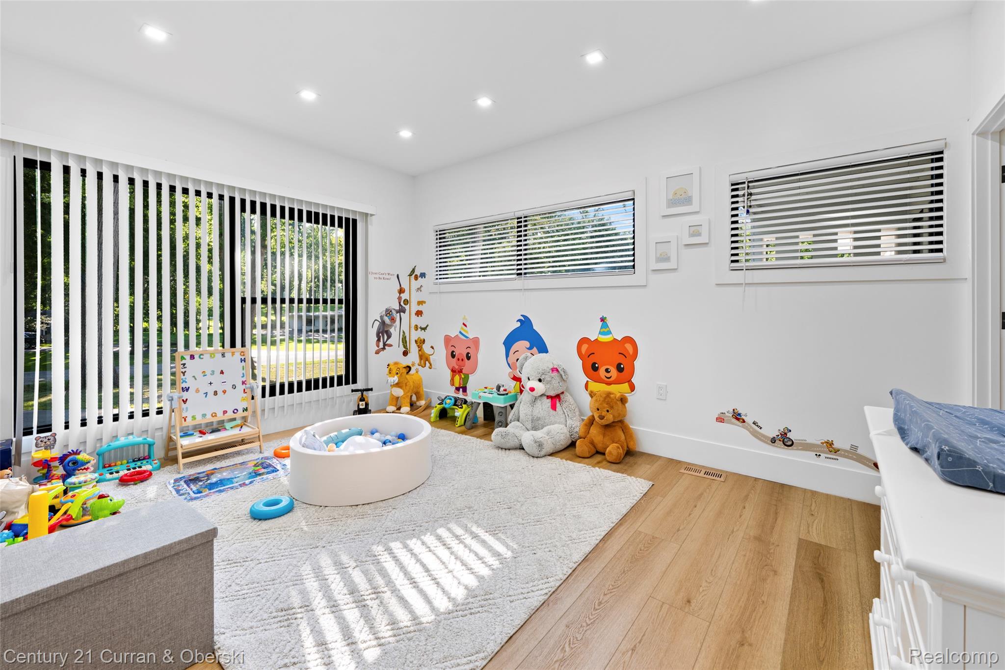 Farmington, Michigan, 48334, United States, 7 Bedrooms Bedrooms, ,8 BathroomsBathrooms,Residential,For Sale,1980731