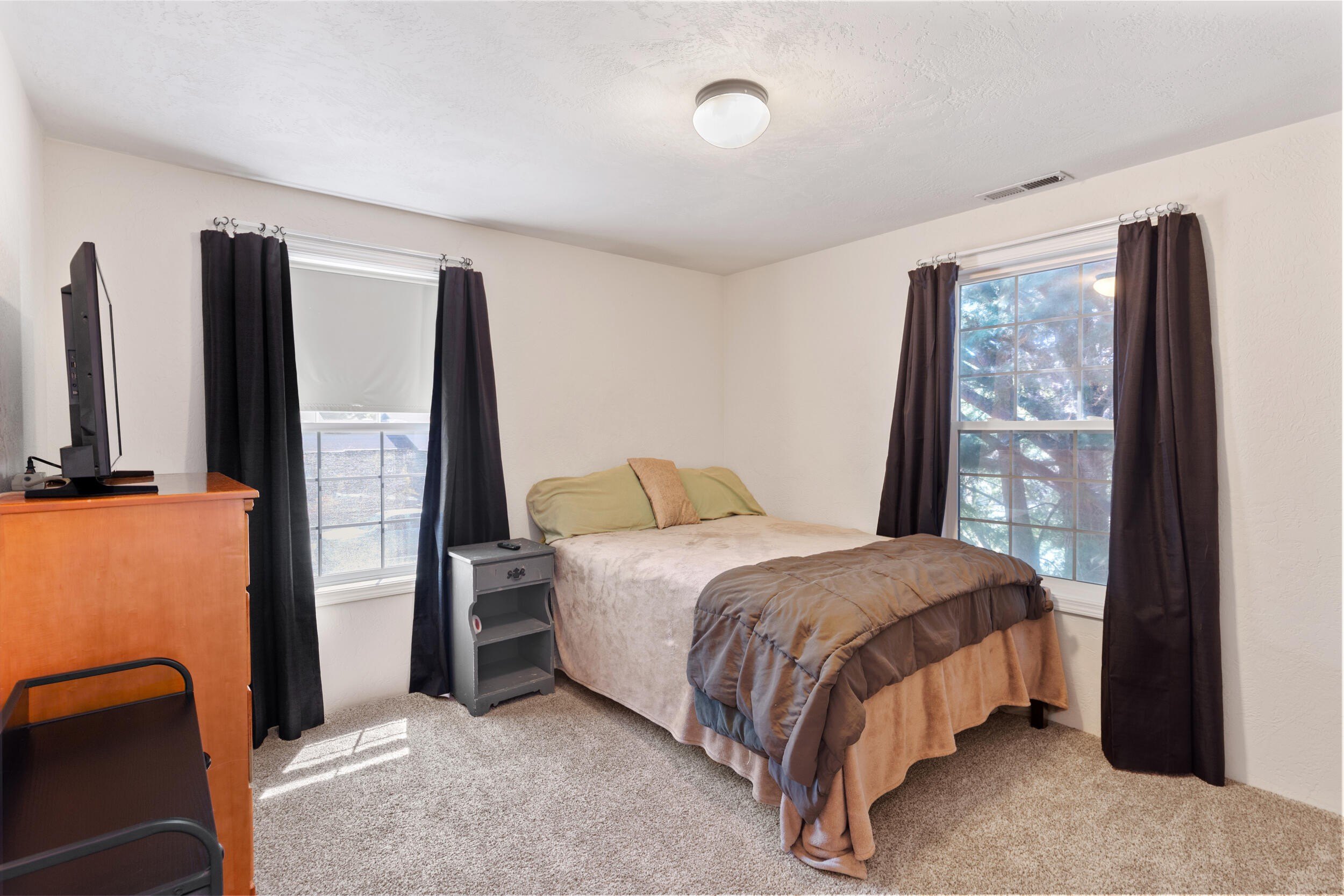 Medford, Oregon, 97504, United States, 4 Bedrooms Bedrooms, ,3 BathroomsBathrooms,Residential,For Sale,1974325