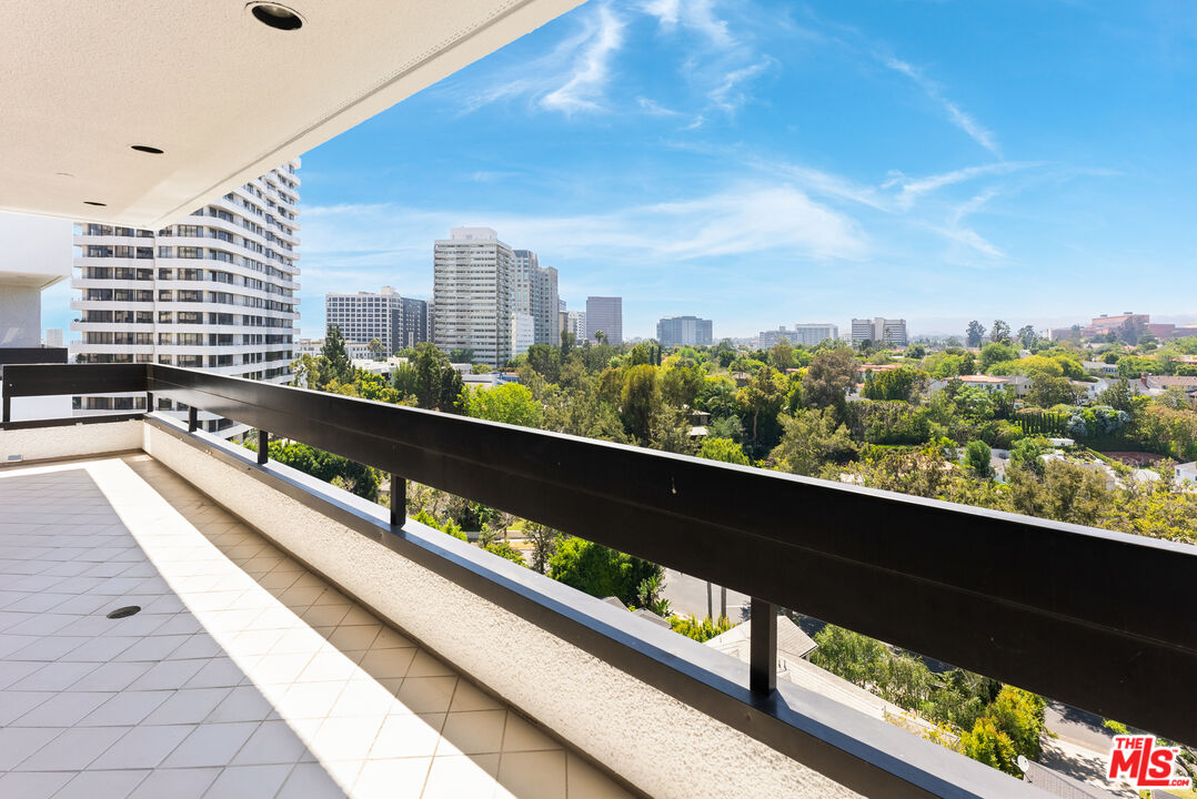 Los Angeles, California, 90024, United States, 2 Bedrooms Bedrooms, ,3 BathroomsBathrooms,Residential,For Sale,1883580