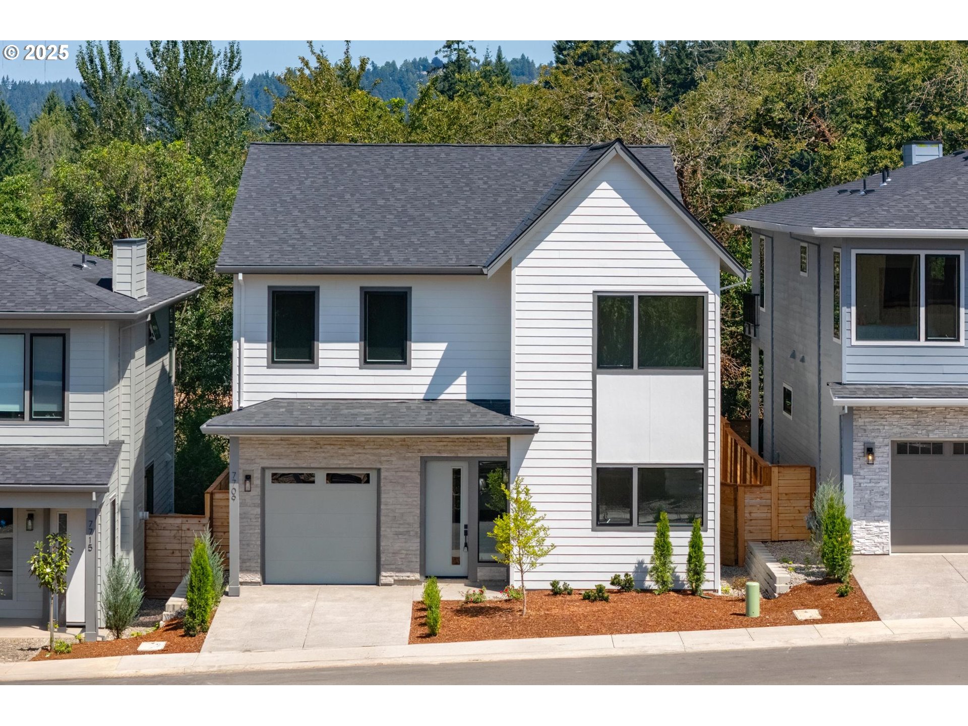 Portland, Oregon, 97219, United States, 3 Bedrooms Bedrooms, ,2 BathroomsBathrooms,Residential,For Sale,1699870