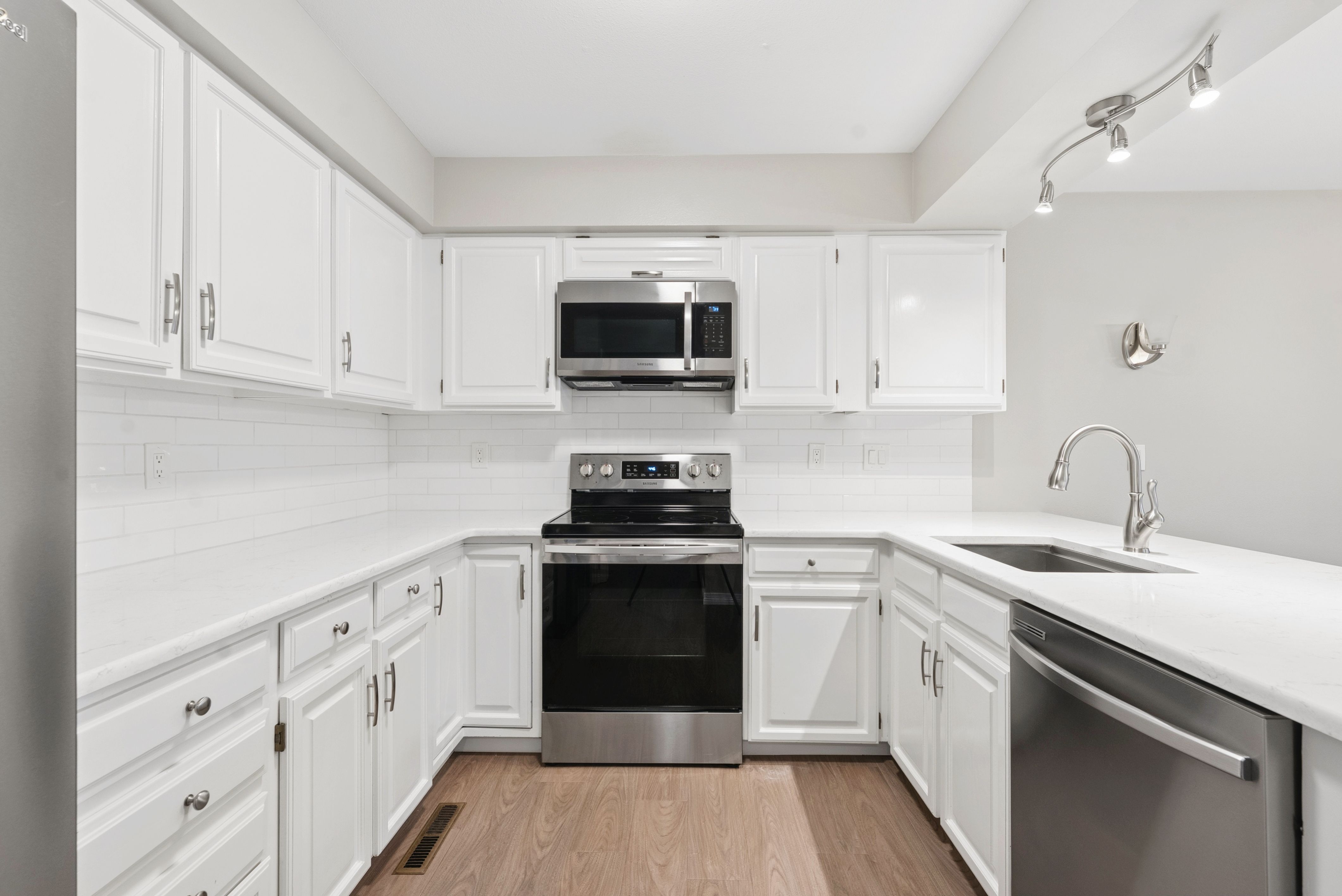  Bright Updated Townhome in Homestead Willows with One-Level Living & Pool Access - 物件實景